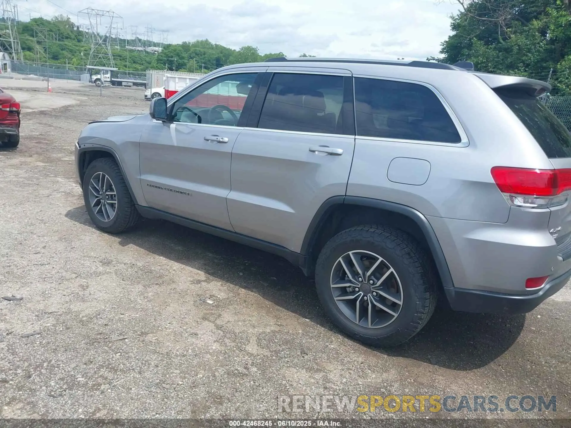 3 Photograph of a damaged car 1C4RJFAG8KC724748 JEEP GRAND CHEROKEE 2019
