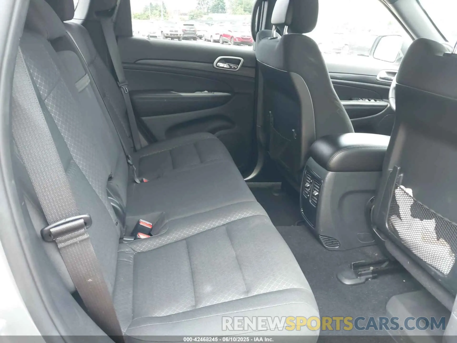 8 Photograph of a damaged car 1C4RJFAG8KC724748 JEEP GRAND CHEROKEE 2019