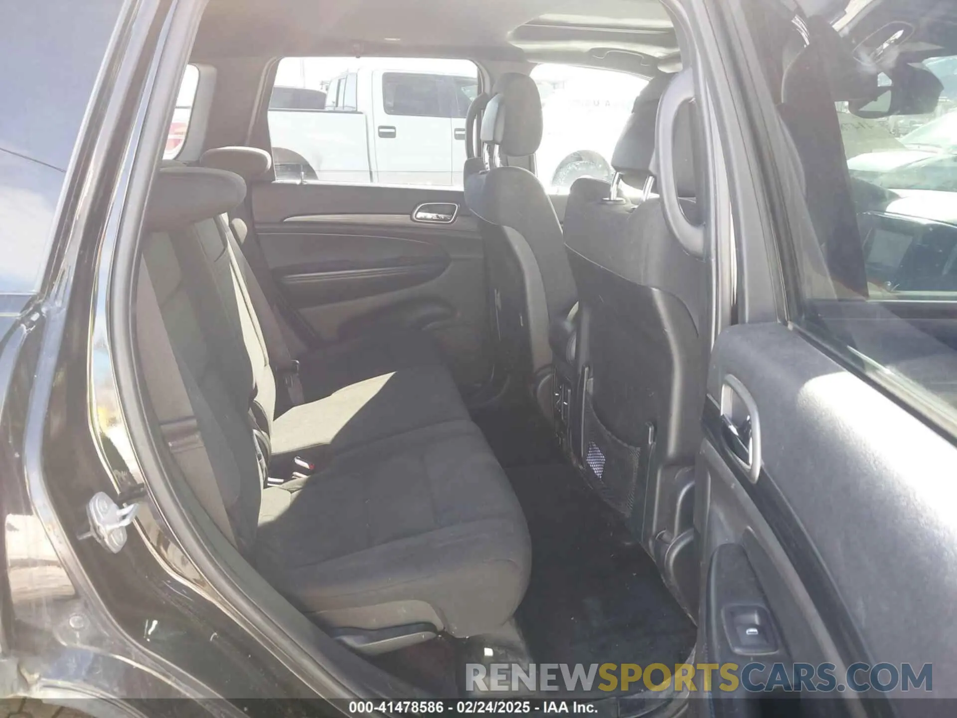 8 Photograph of a damaged car 1C4RJFAG9KC545246 JEEP GRAND CHEROKEE 2019