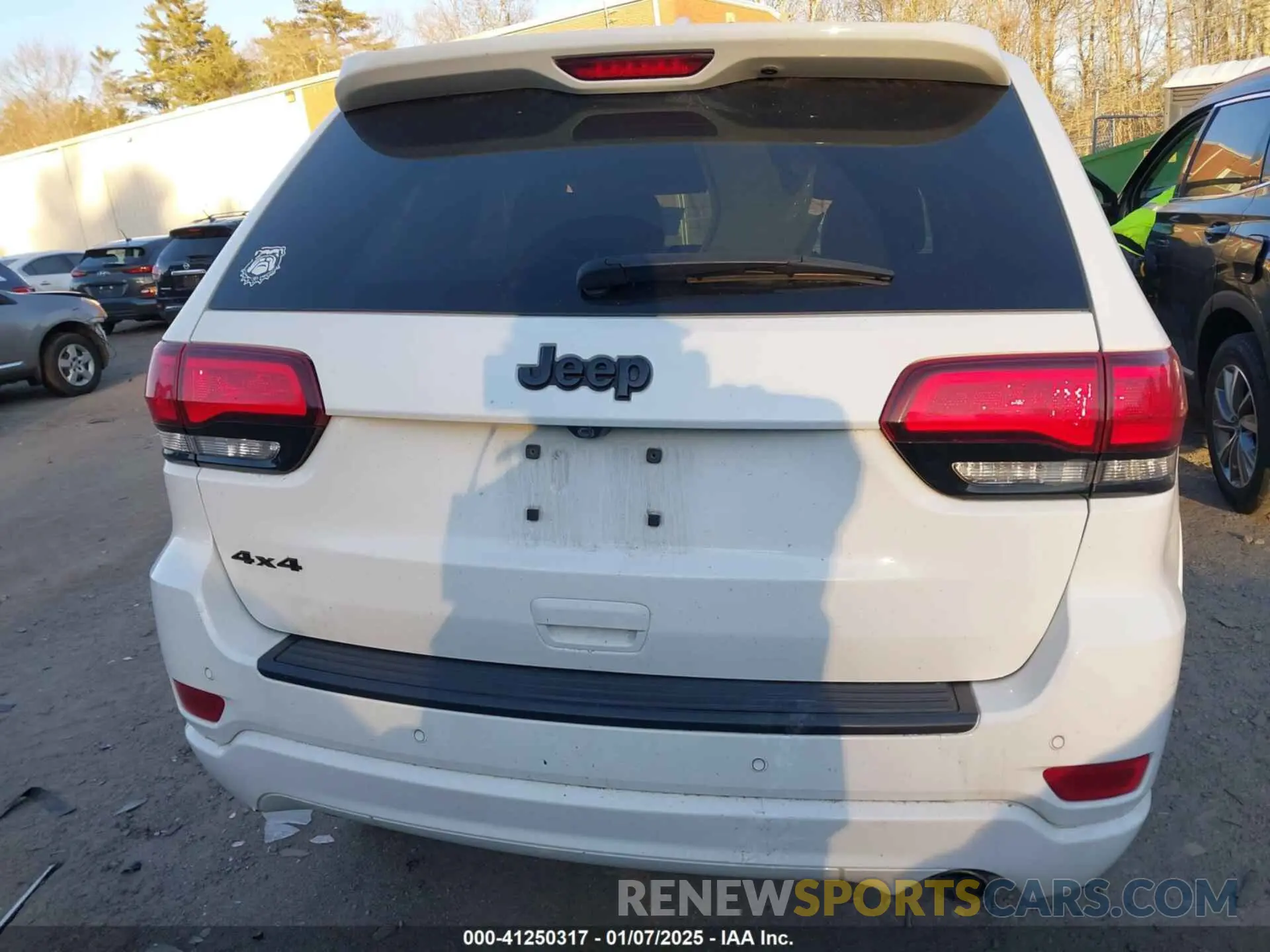 17 Photograph of a damaged car 1C4RJFAG9KC588520 JEEP GRAND CHEROKEE 2019