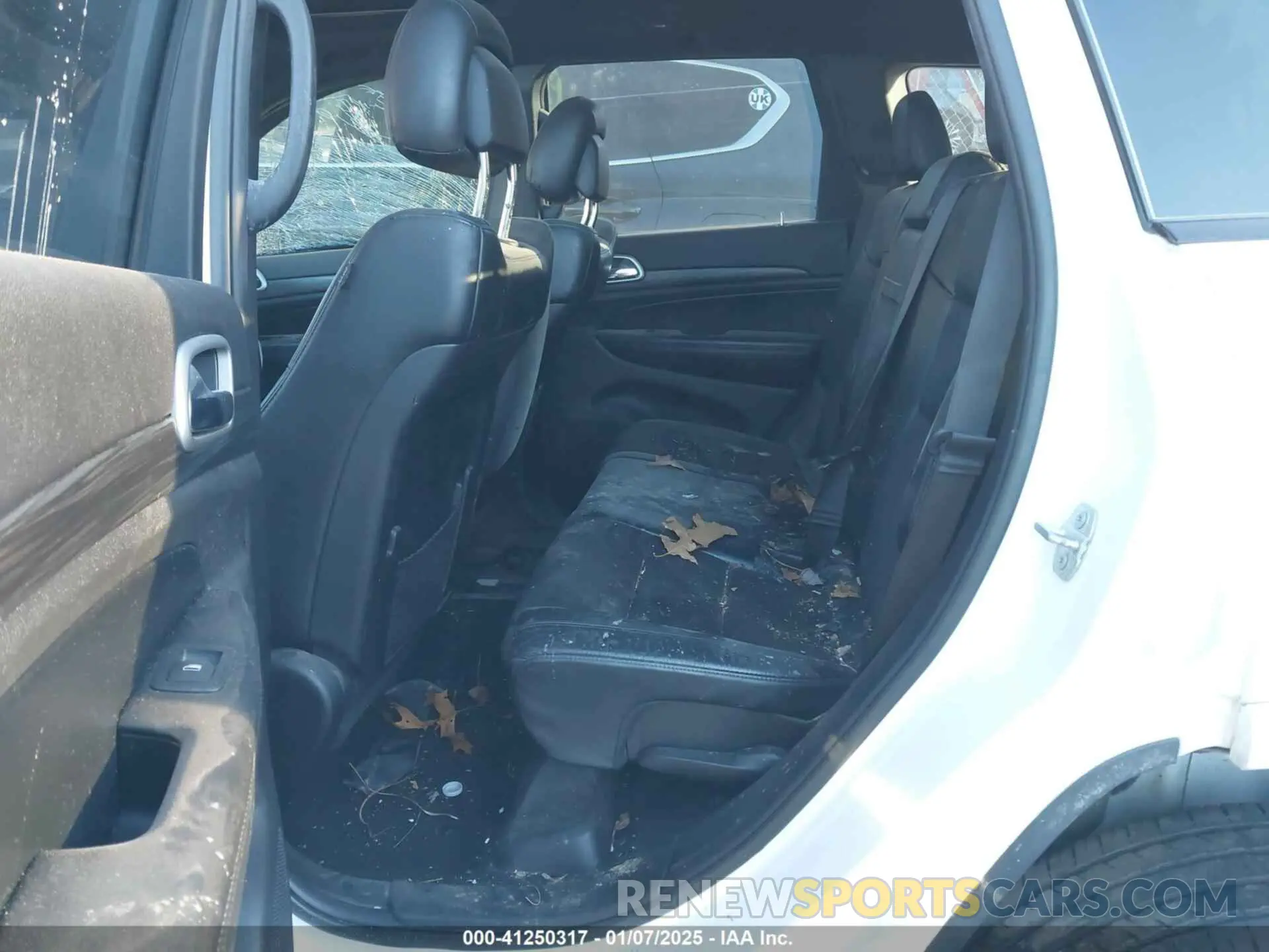 8 Photograph of a damaged car 1C4RJFAG9KC588520 JEEP GRAND CHEROKEE 2019
