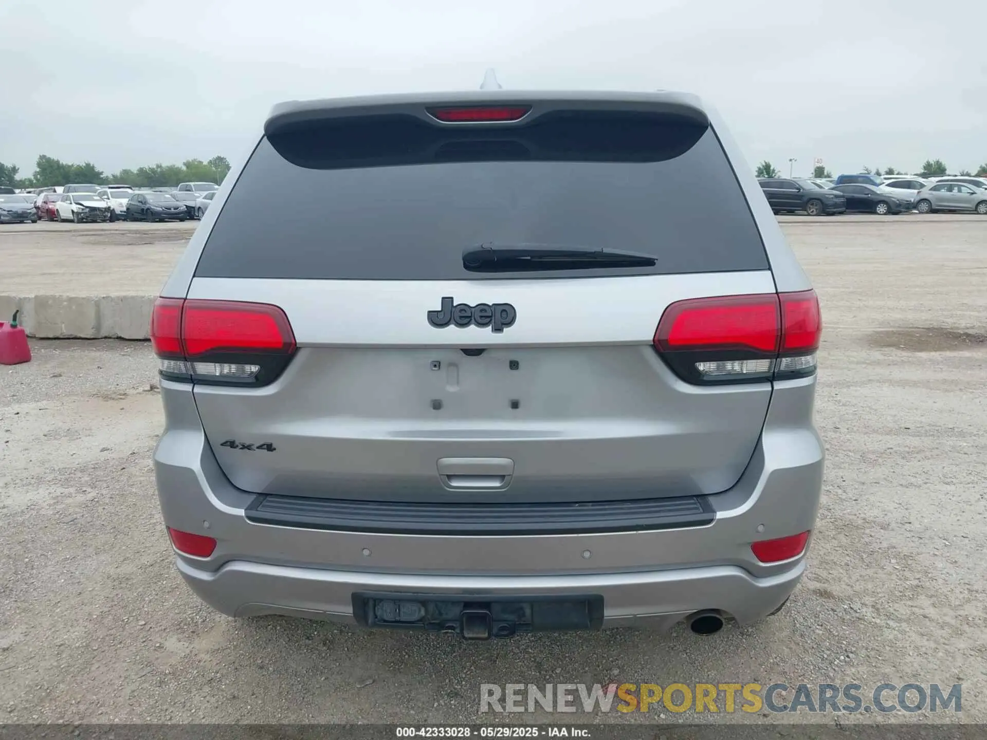 17 Photograph of a damaged car 1C4RJFAG9KC670974 JEEP GRAND CHEROKEE 2019