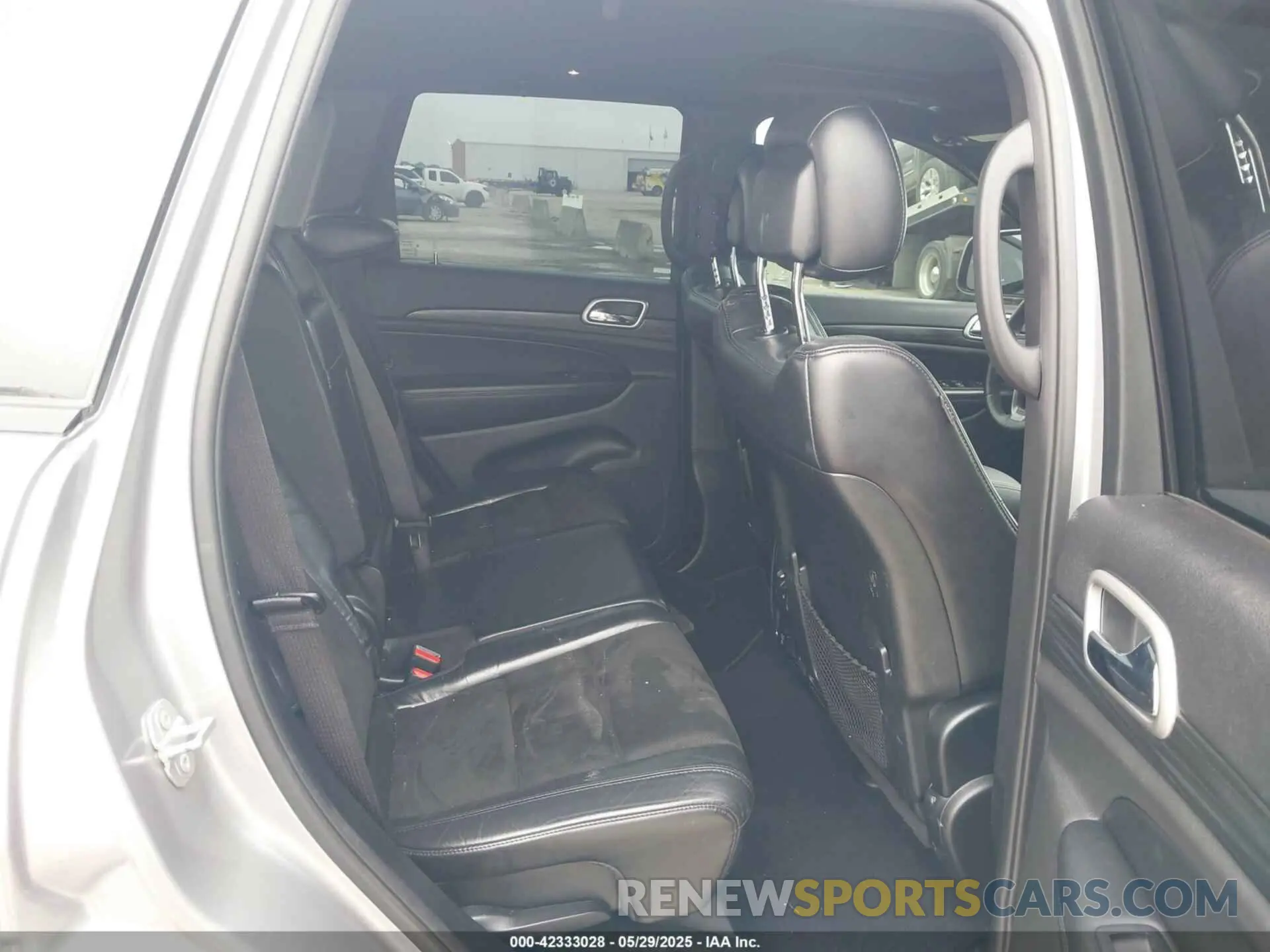 8 Photograph of a damaged car 1C4RJFAG9KC670974 JEEP GRAND CHEROKEE 2019
