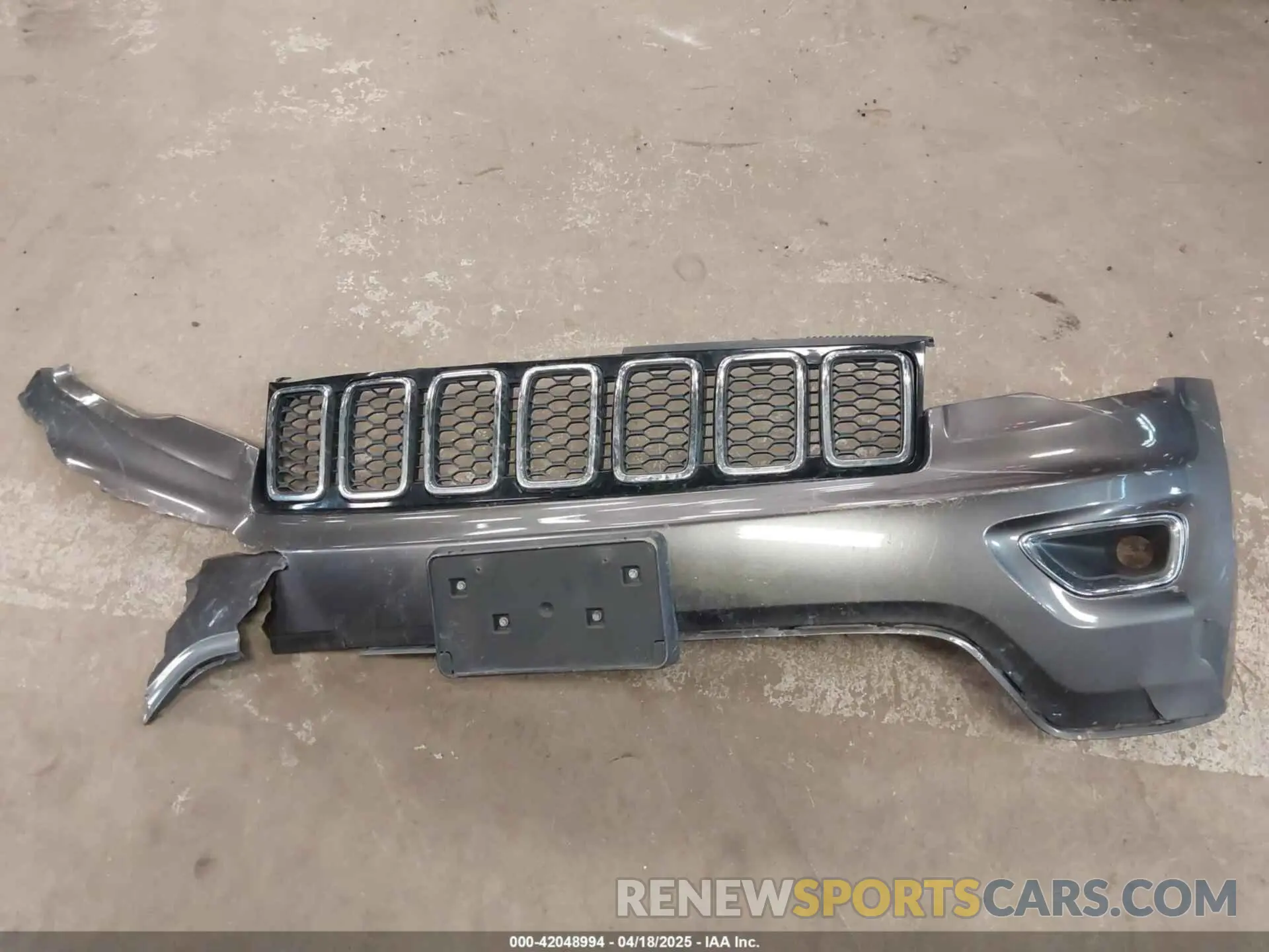 12 Photograph of a damaged car 1C4RJFBG0KC527748 JEEP GRAND CHEROKEE 2019