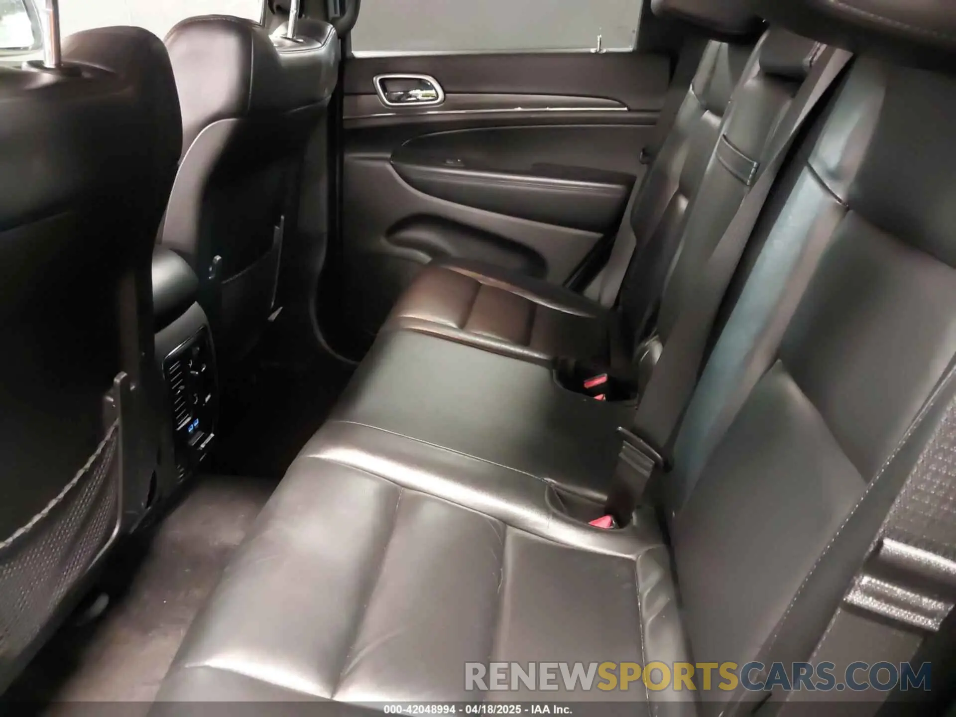 8 Photograph of a damaged car 1C4RJFBG0KC527748 JEEP GRAND CHEROKEE 2019