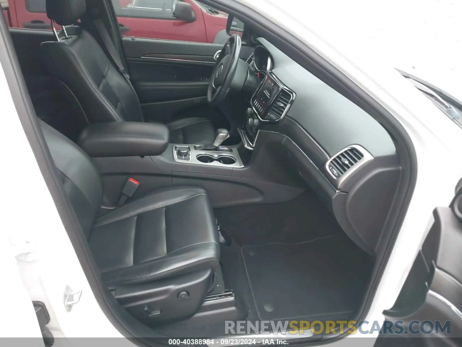 5 Photograph of a damaged car 1C4RJFBG0KC660557 JEEP GRAND CHEROKEE 2019