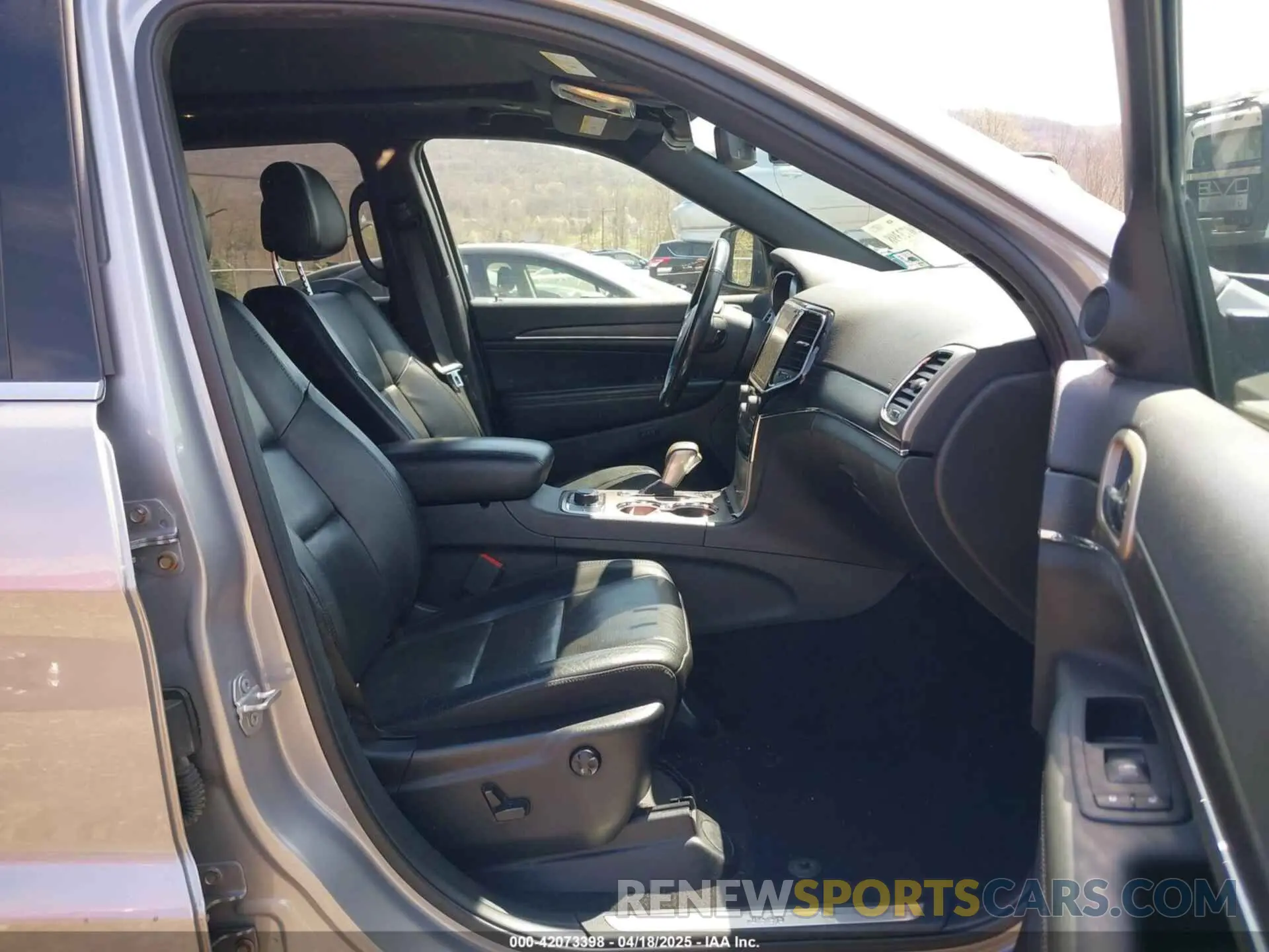 5 Photograph of a damaged car 1C4RJFBG0KC765731 JEEP GRAND CHEROKEE 2019