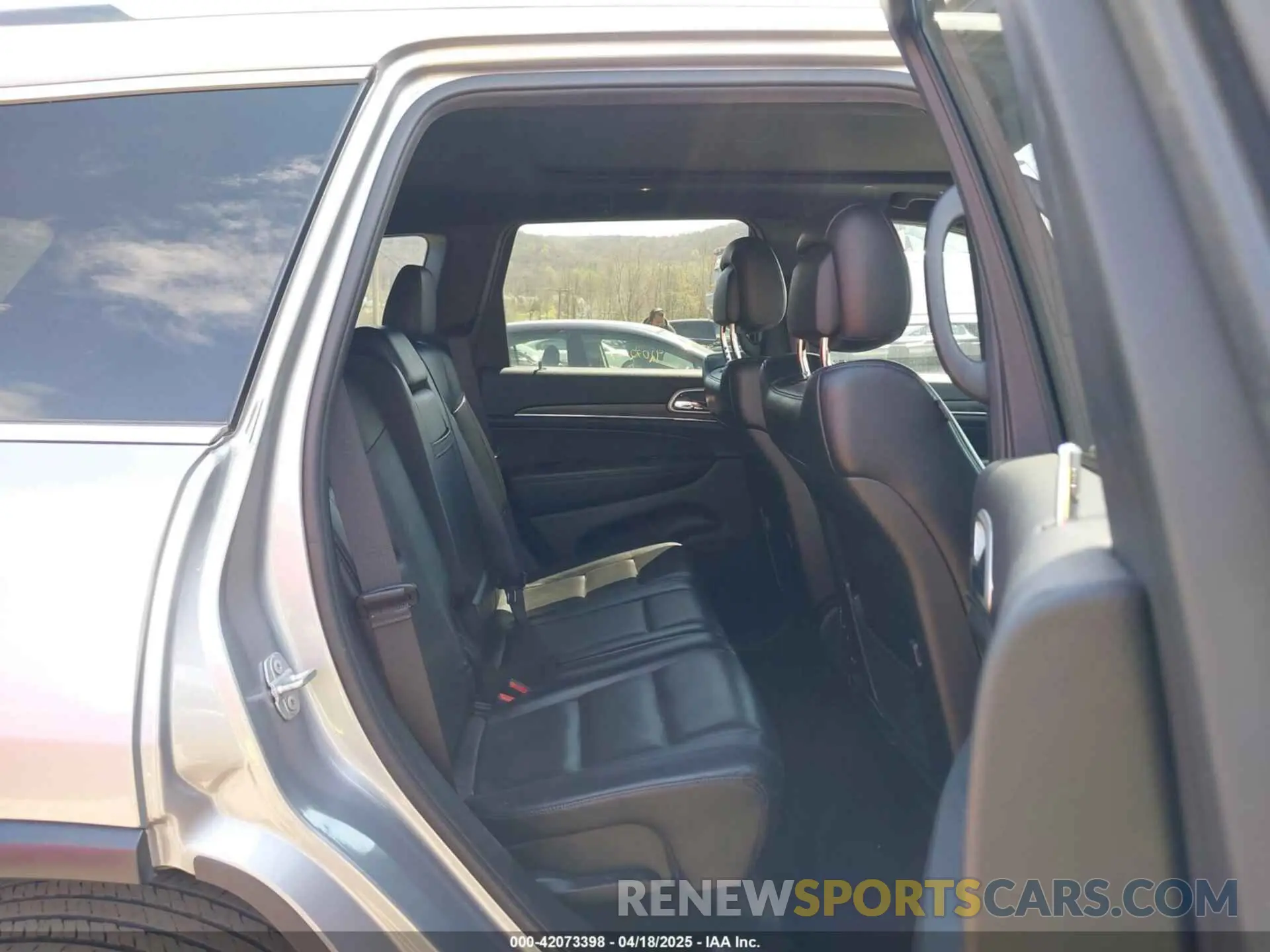8 Photograph of a damaged car 1C4RJFBG0KC765731 JEEP GRAND CHEROKEE 2019