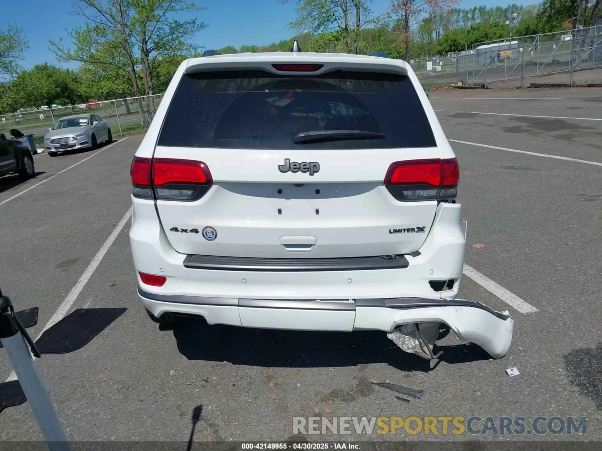 17 Photograph of a damaged car 1C4RJFBG1KC679229 JEEP GRAND CHEROKEE 2019