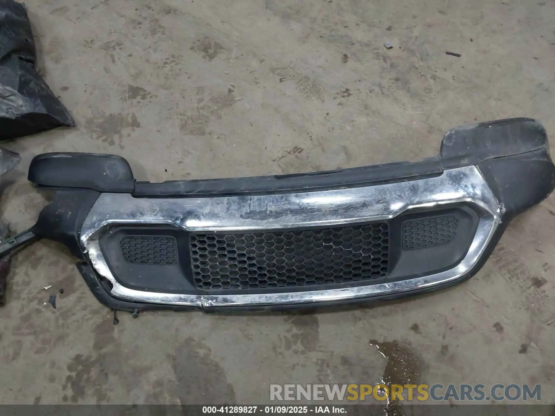 12 Photograph of a damaged car 1C4RJFBG3KC784693 JEEP GRAND CHEROKEE 2019