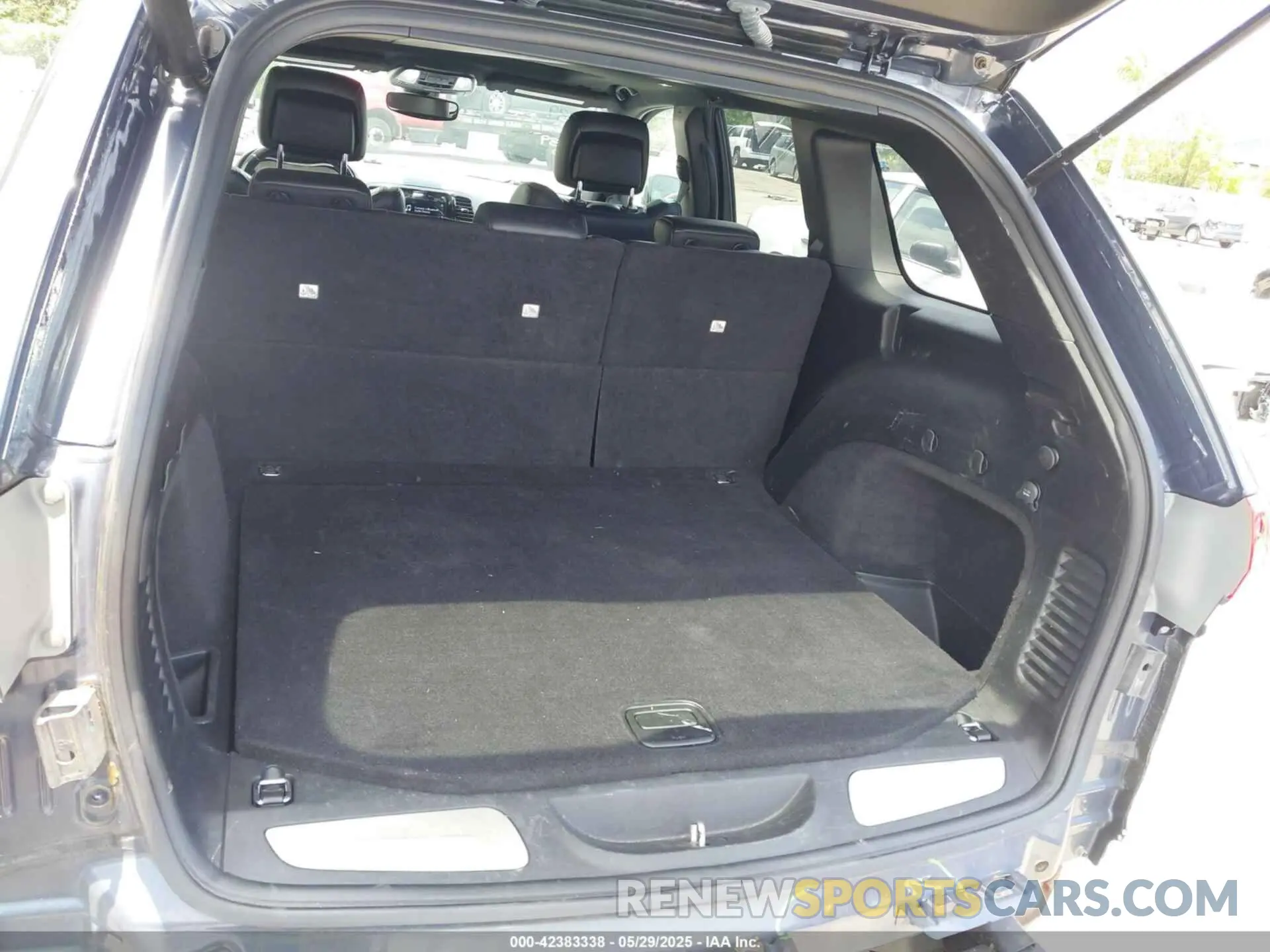 19 Photograph of a damaged car 1C4RJFBG4KC815739 JEEP GRAND CHEROKEE 2019