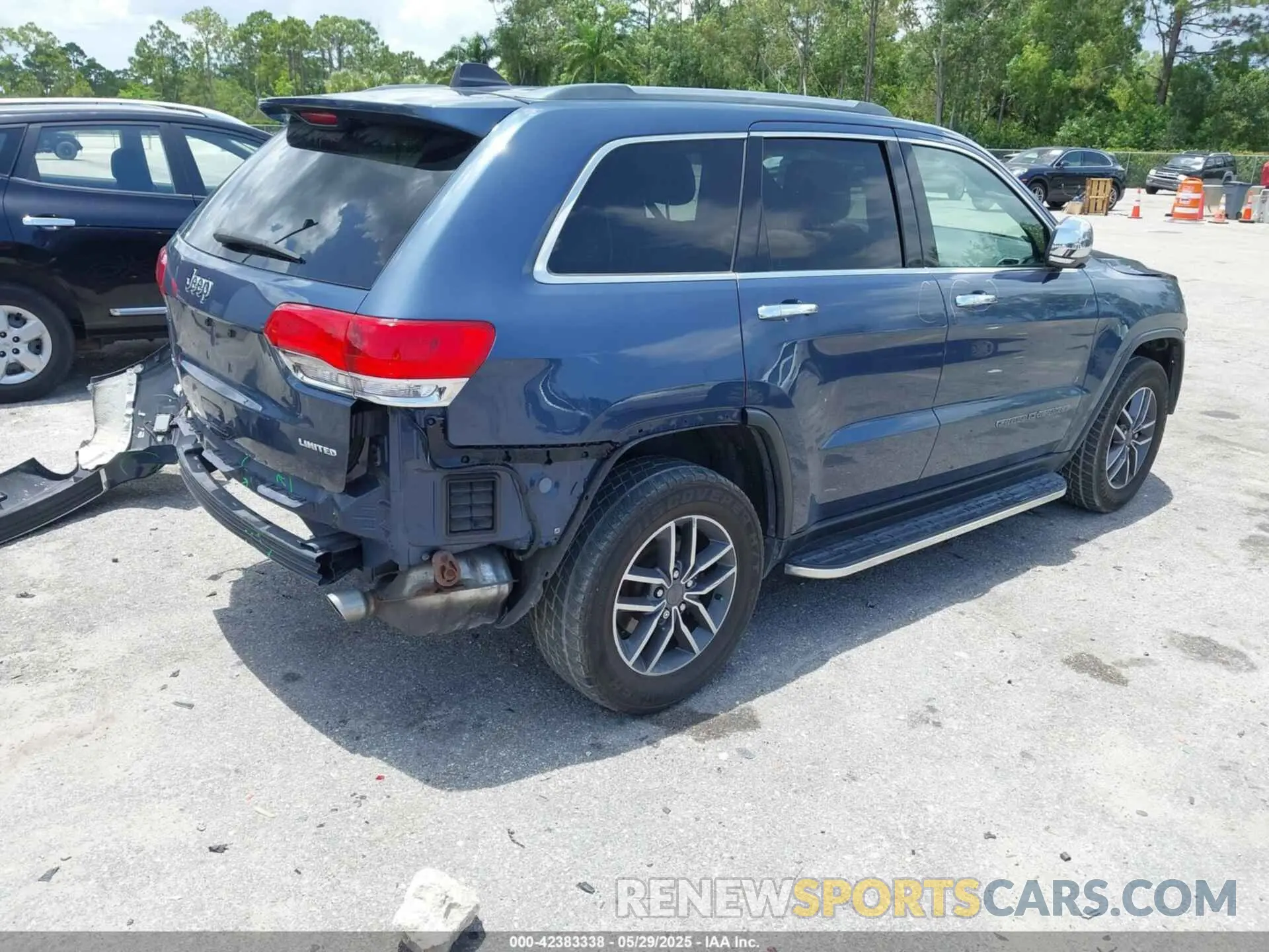 4 Photograph of a damaged car 1C4RJFBG4KC815739 JEEP GRAND CHEROKEE 2019