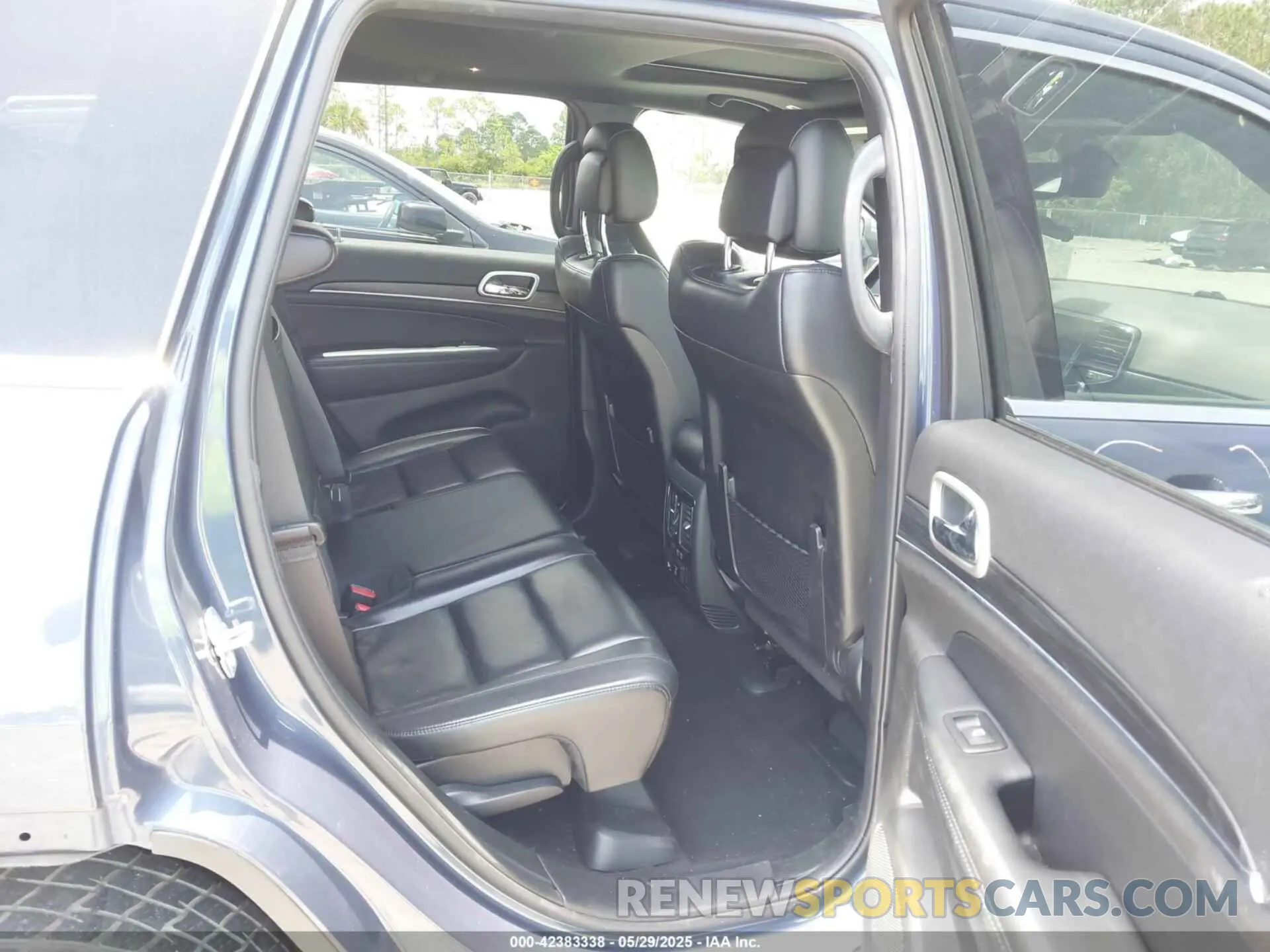 8 Photograph of a damaged car 1C4RJFBG4KC815739 JEEP GRAND CHEROKEE 2019