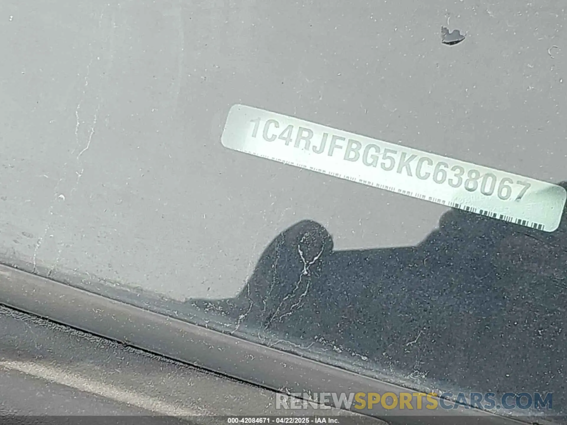 17 Photograph of a damaged car 1C4RJFBG5KC638067 JEEP GRAND CHEROKEE 2019