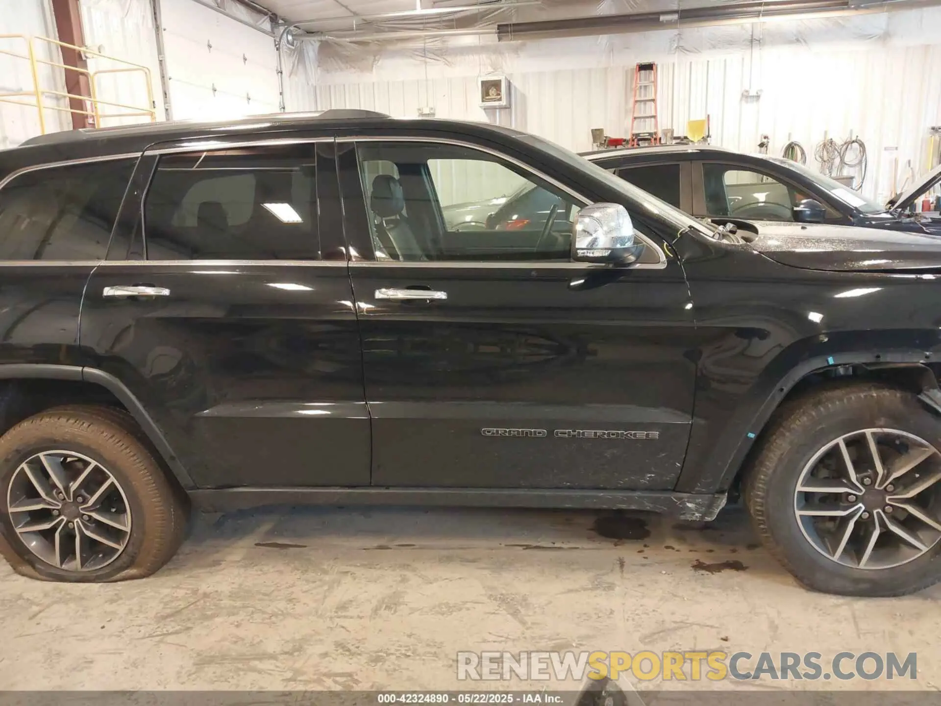 14 Photograph of a damaged car 1C4RJFBG5KC759942 JEEP GRAND CHEROKEE 2019
