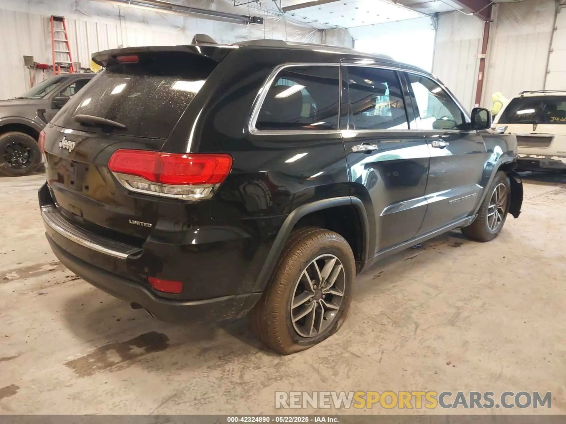 4 Photograph of a damaged car 1C4RJFBG5KC759942 JEEP GRAND CHEROKEE 2019