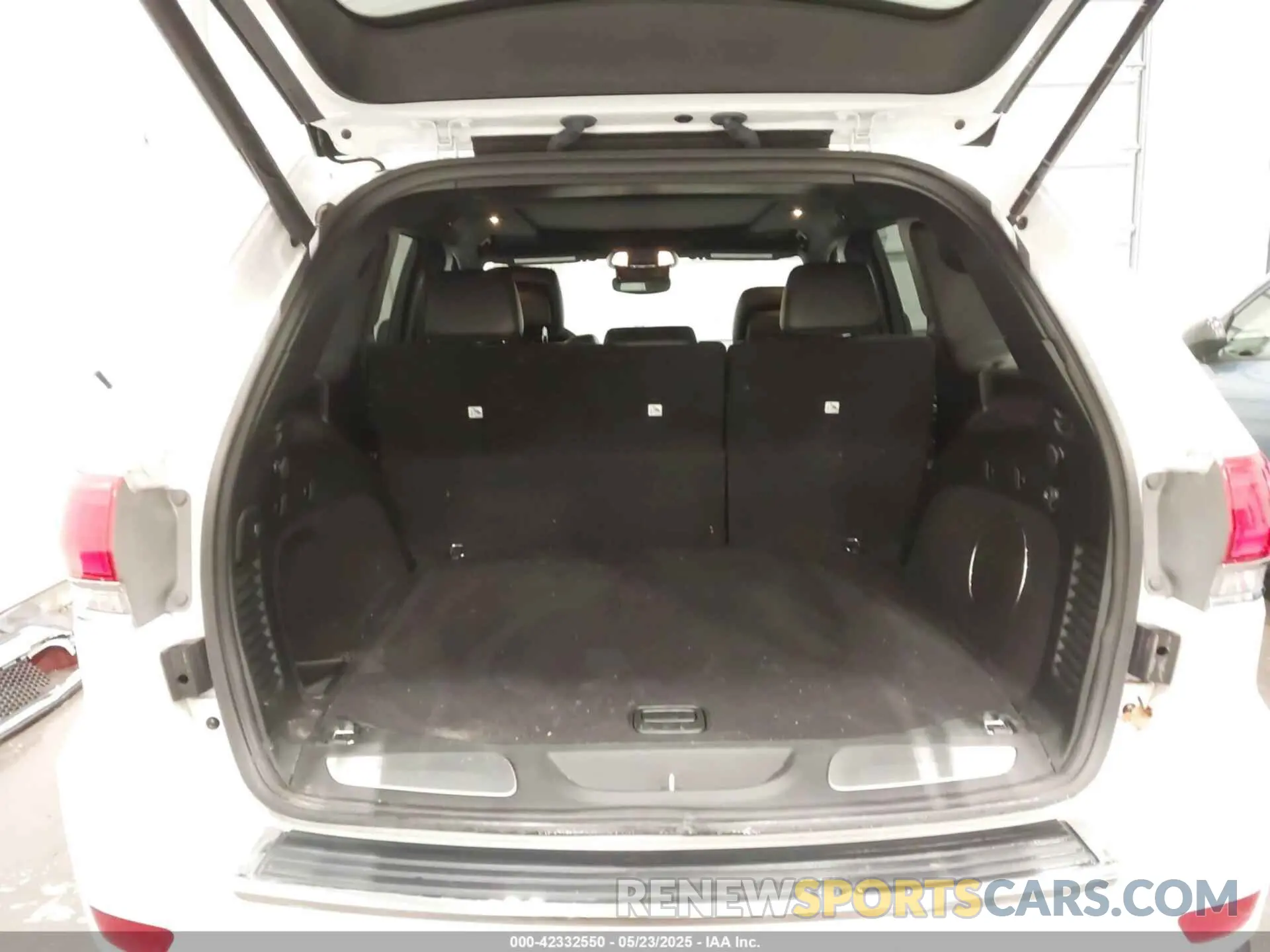 18 Photograph of a damaged car 1C4RJFBG6KC531688 JEEP GRAND CHEROKEE 2019
