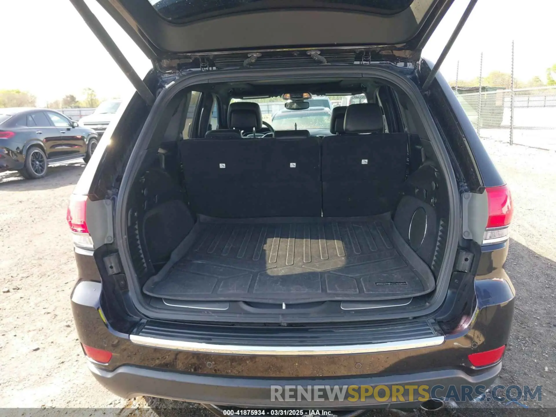 17 Photograph of a damaged car 1C4RJFBG7KC553957 JEEP GRAND CHEROKEE 2019