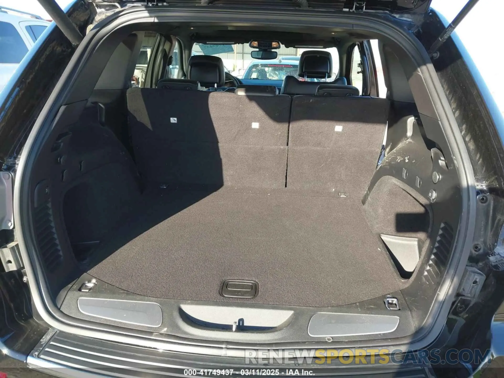 18 Photograph of a damaged car 1C4RJFBG7KC640158 JEEP GRAND CHEROKEE 2019
