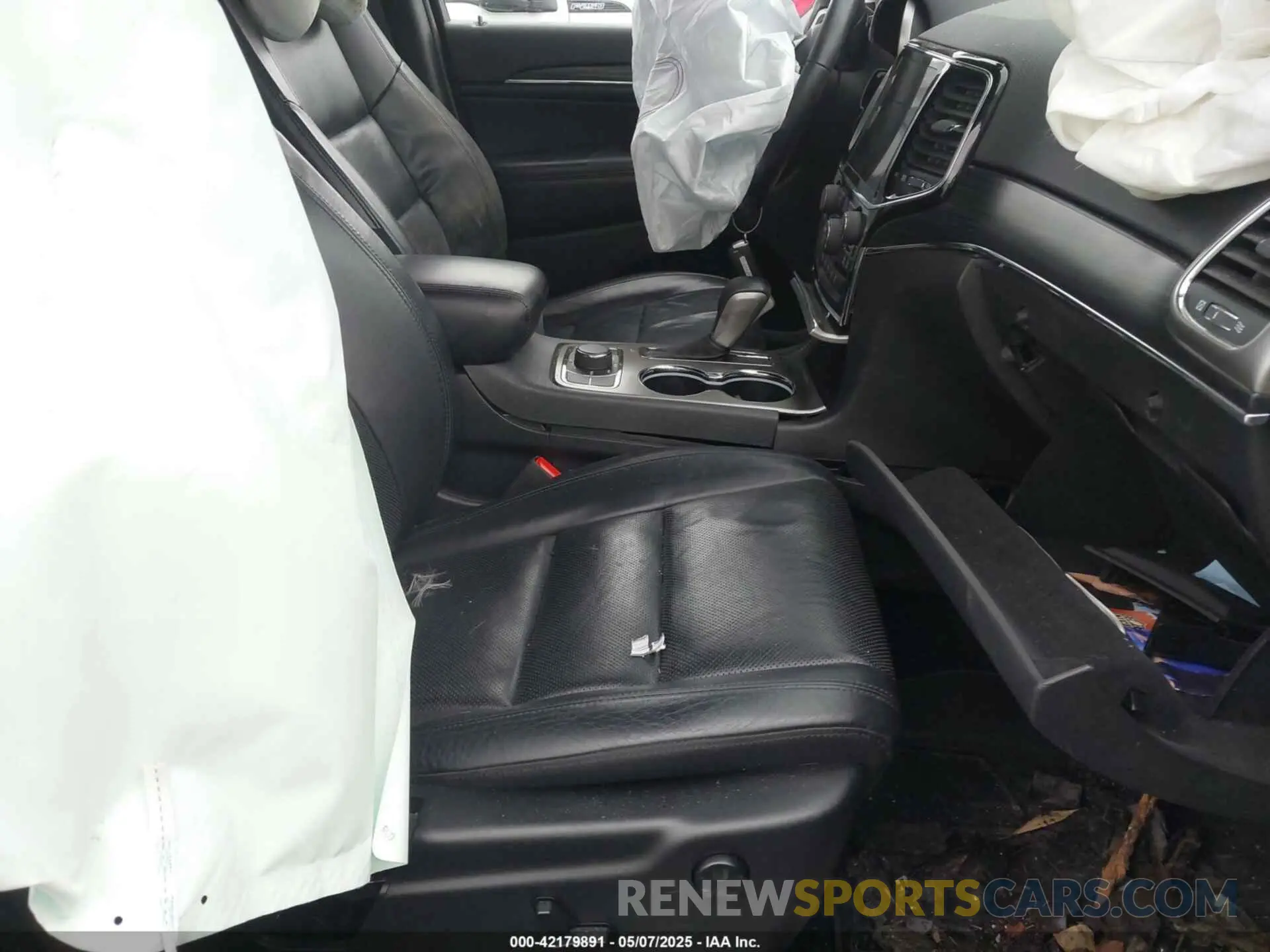 5 Photograph of a damaged car 1C4RJFBG7KC815704 JEEP GRAND CHEROKEE 2019
