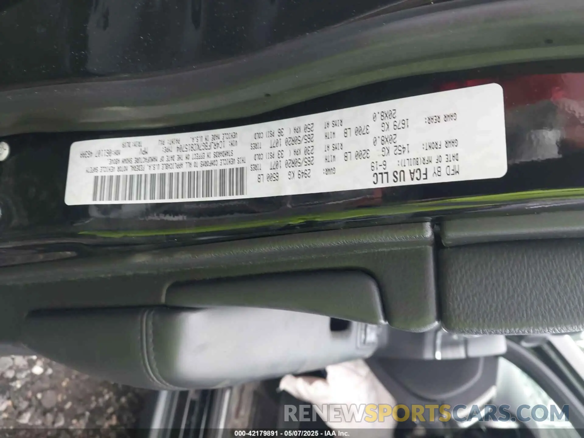 9 Photograph of a damaged car 1C4RJFBG7KC815704 JEEP GRAND CHEROKEE 2019
