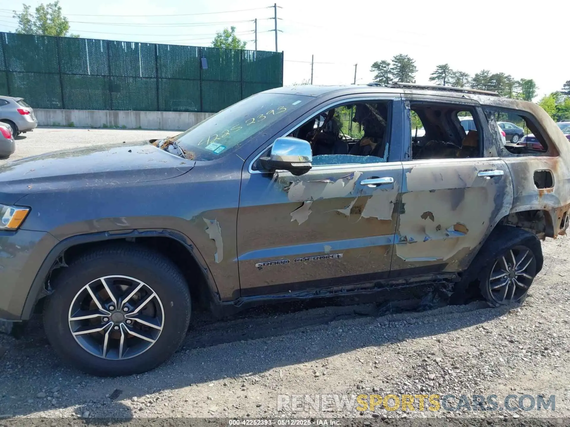12 Photograph of a damaged car 1C4RJFBG8KC662055 JEEP GRAND CHEROKEE 2019