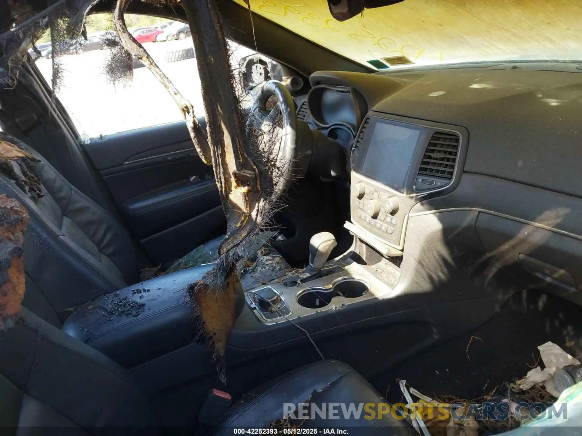 5 Photograph of a damaged car 1C4RJFBG8KC662055 JEEP GRAND CHEROKEE 2019