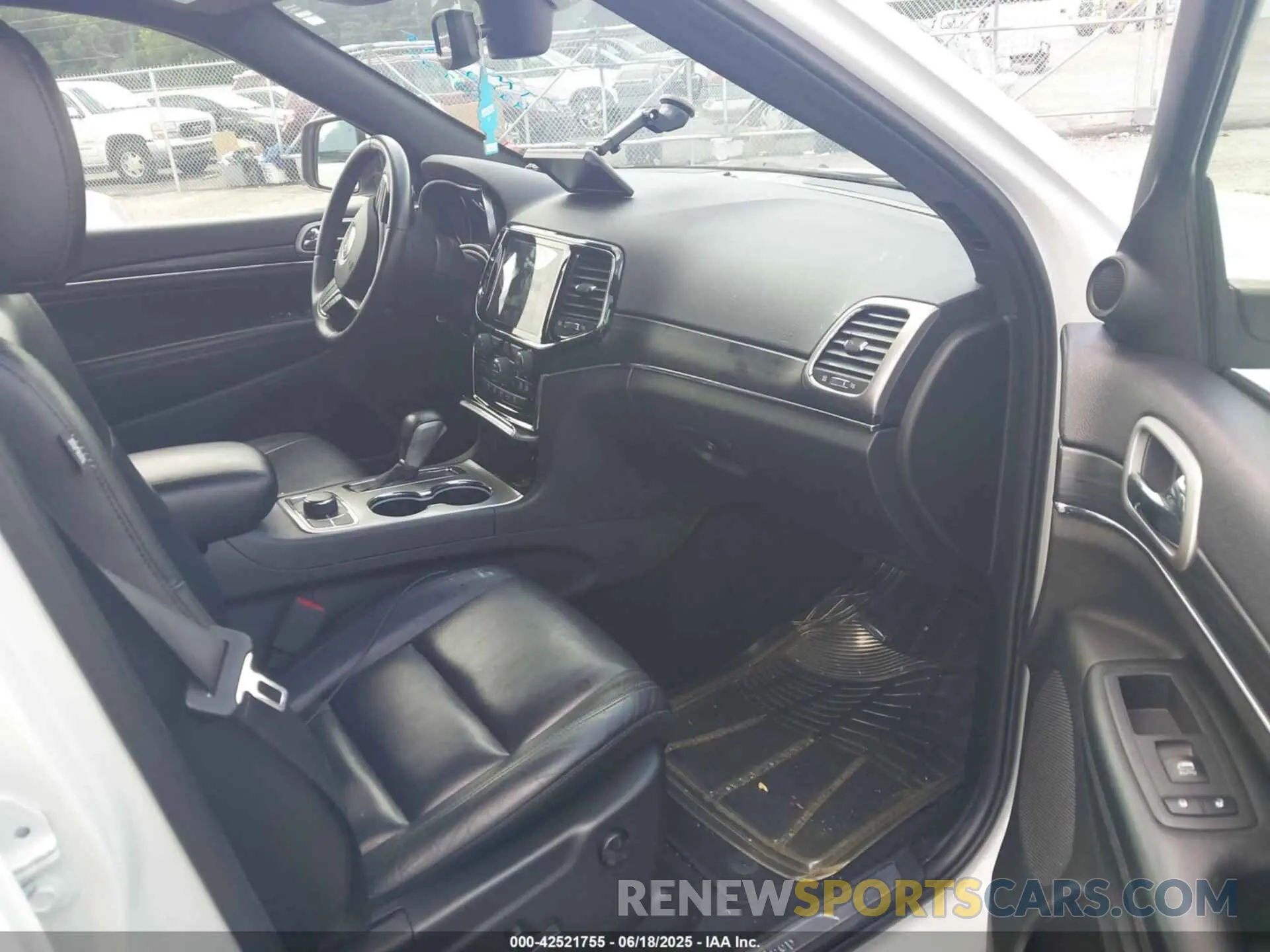 5 Photograph of a damaged car 1C4RJFBGXKC665815 JEEP GRAND CHEROKEE 2019