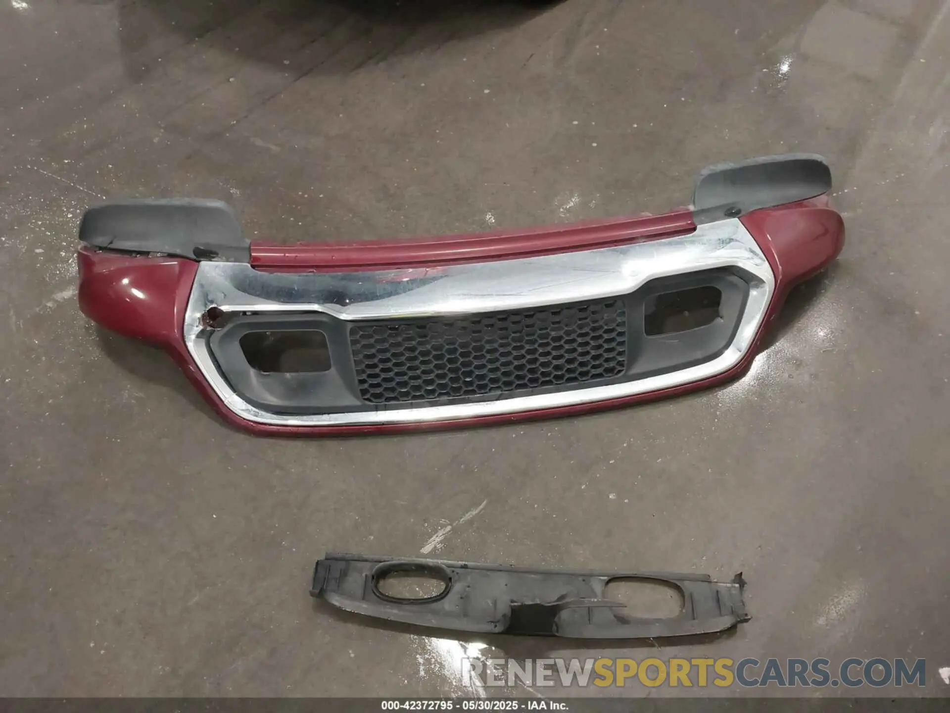 12 Photograph of a damaged car 1C4RJFCG2KC726704 JEEP GRAND CHEROKEE 2019