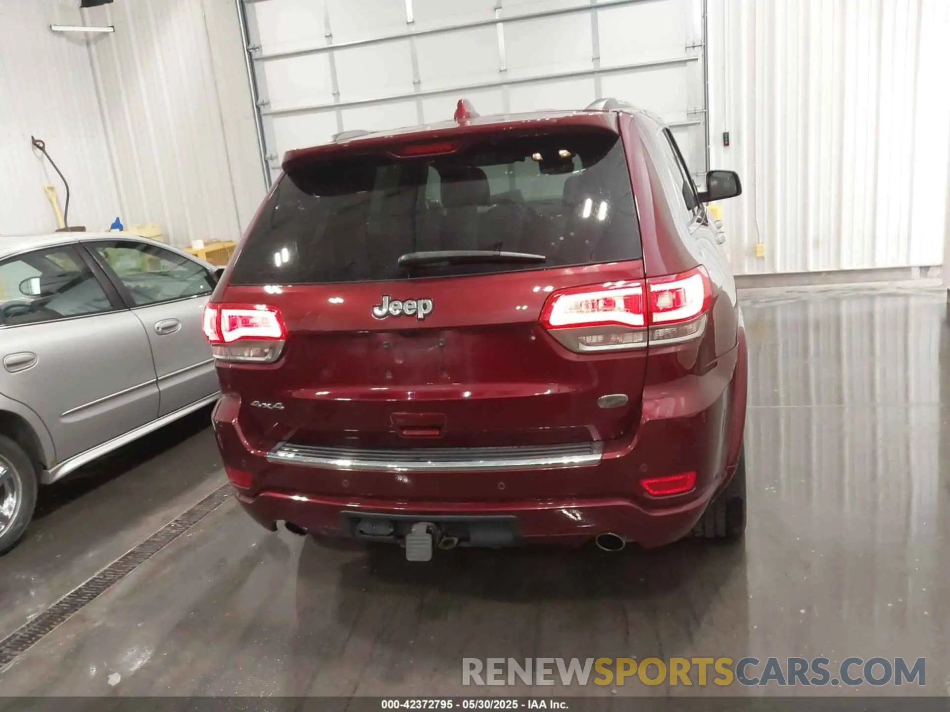 17 Photograph of a damaged car 1C4RJFCG2KC726704 JEEP GRAND CHEROKEE 2019
