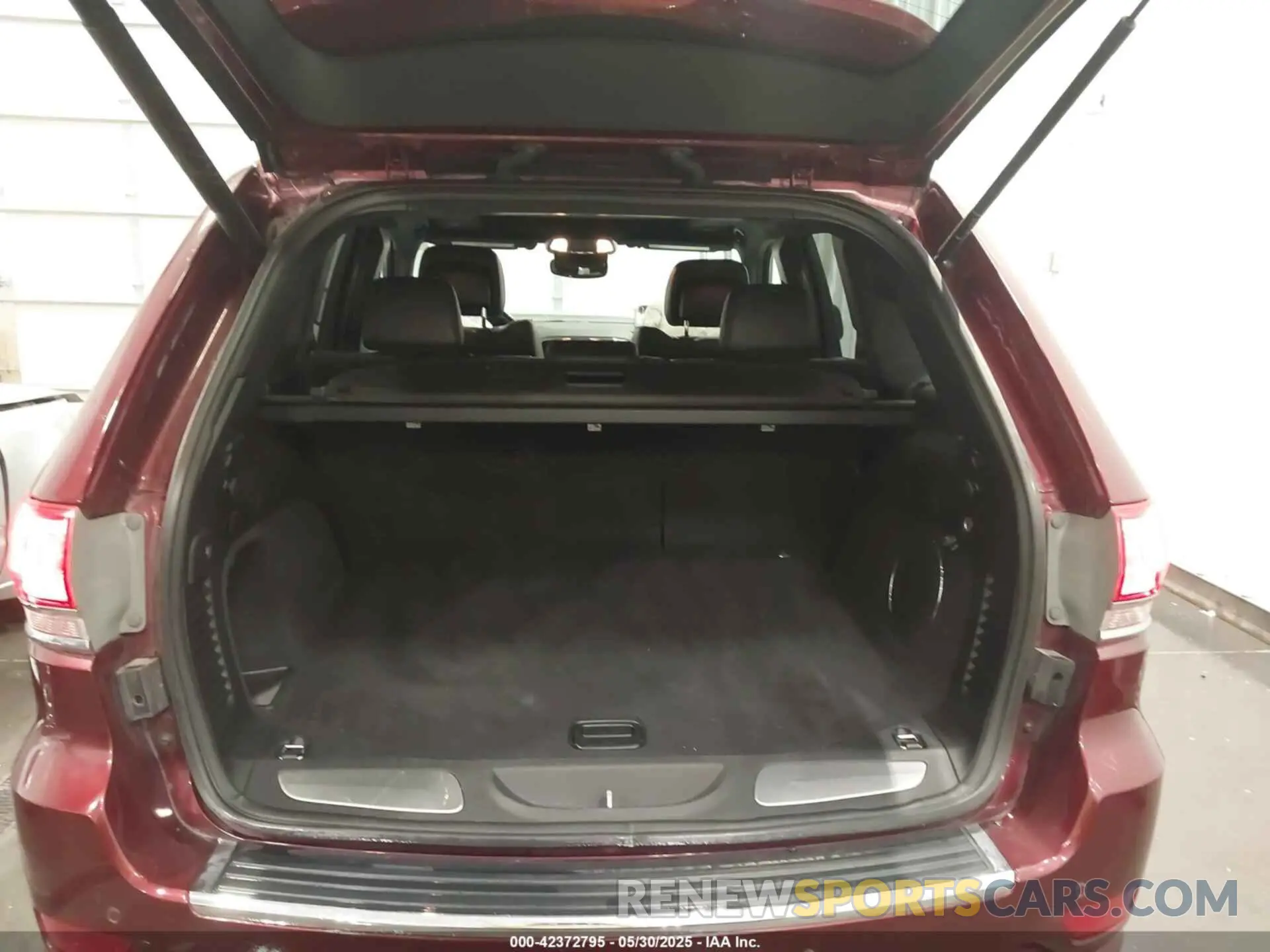 18 Photograph of a damaged car 1C4RJFCG2KC726704 JEEP GRAND CHEROKEE 2019