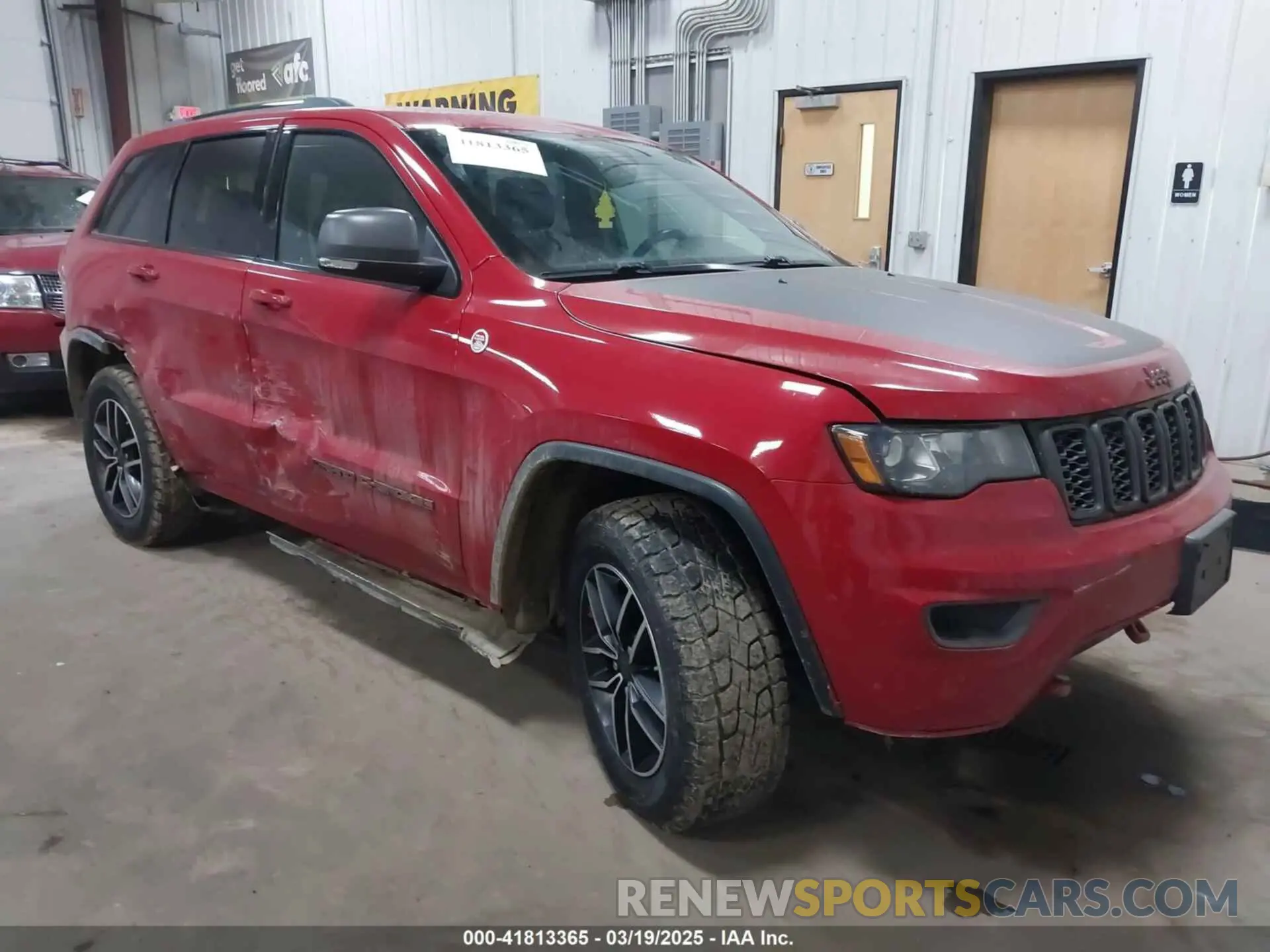 1 Photograph of a damaged car 1C4RJFLG2KC539639 JEEP GRAND CHEROKEE 2019