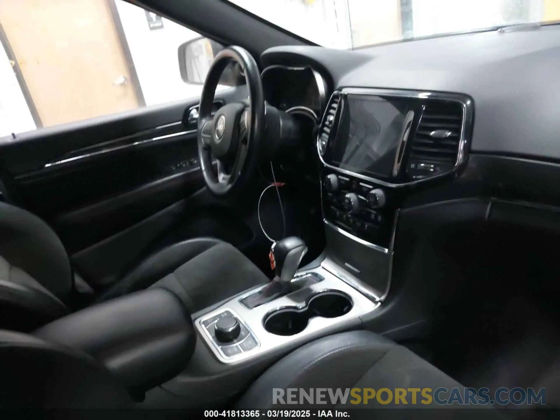 18 Photograph of a damaged car 1C4RJFLG2KC539639 JEEP GRAND CHEROKEE 2019