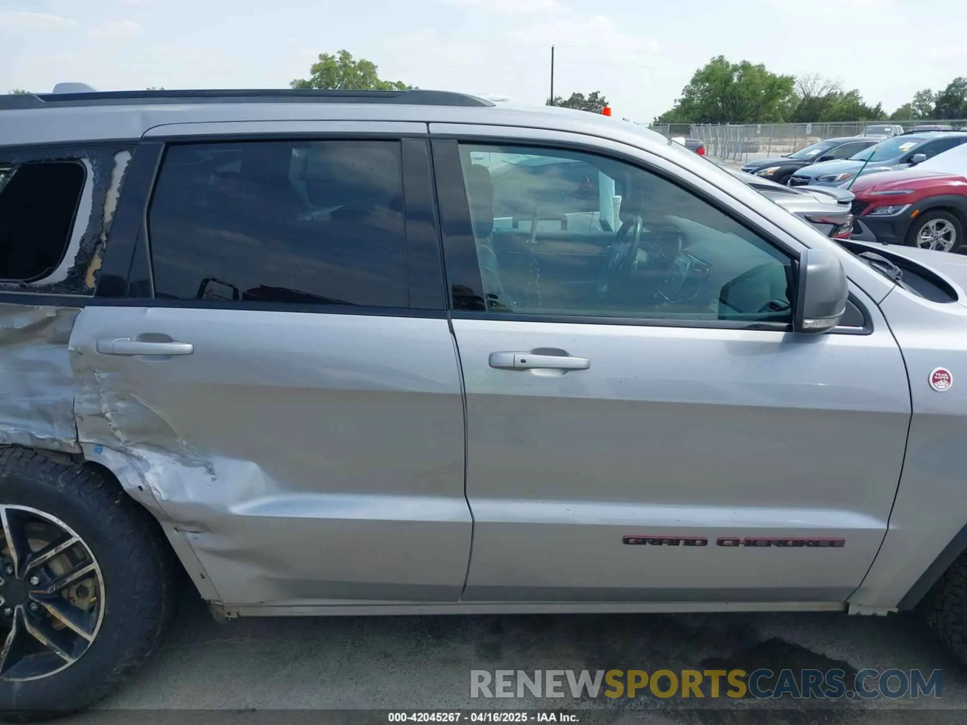 13 Photograph of a damaged car 1C4RJFLG3KC771909 JEEP GRAND CHEROKEE 2019