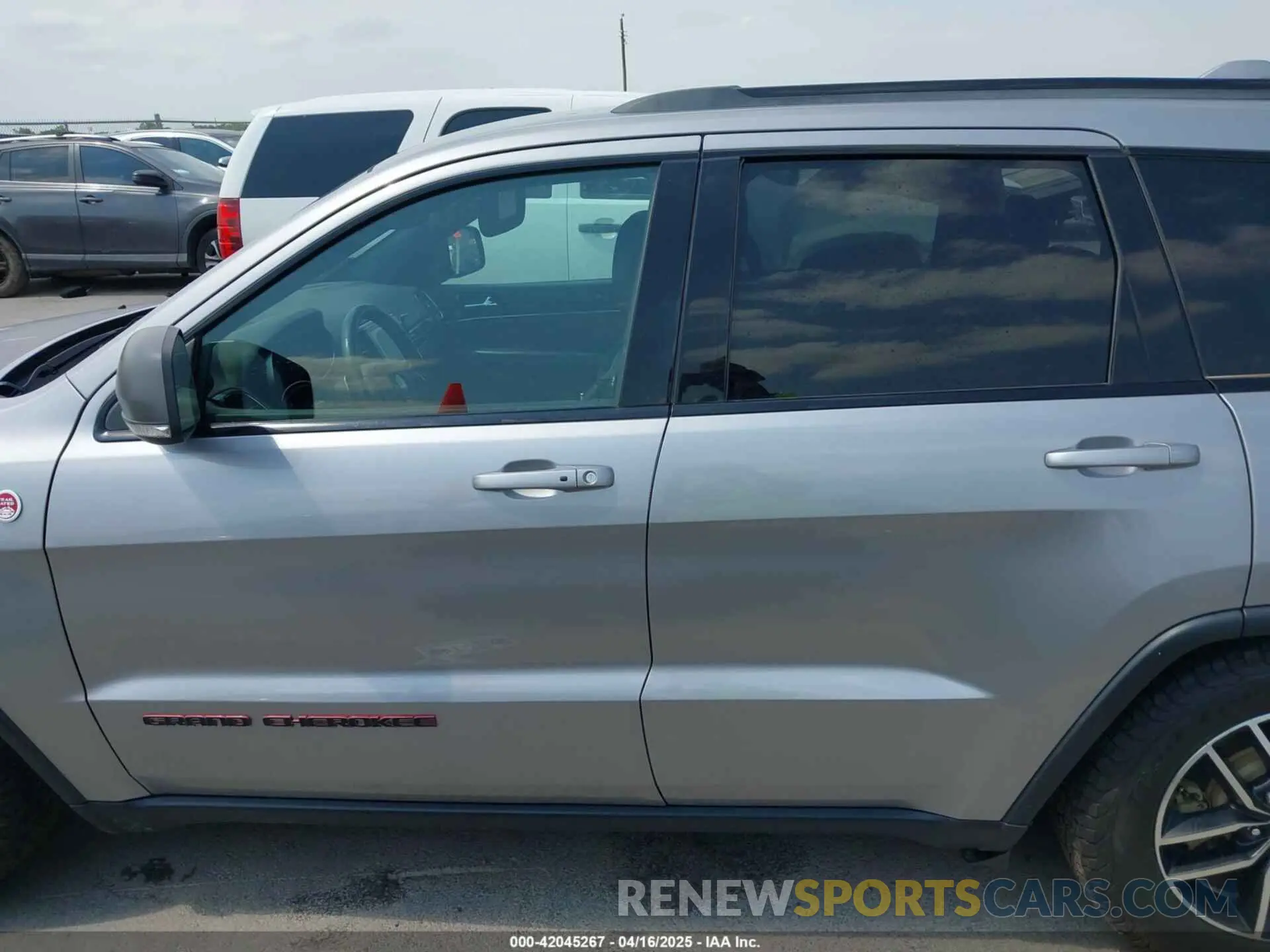 14 Photograph of a damaged car 1C4RJFLG3KC771909 JEEP GRAND CHEROKEE 2019