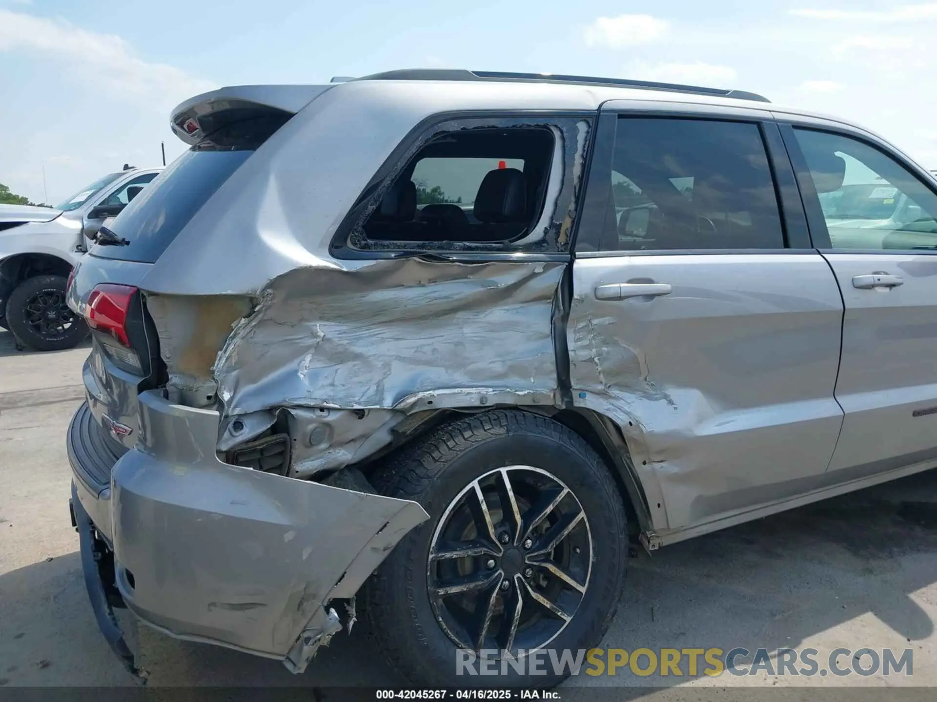 6 Photograph of a damaged car 1C4RJFLG3KC771909 JEEP GRAND CHEROKEE 2019