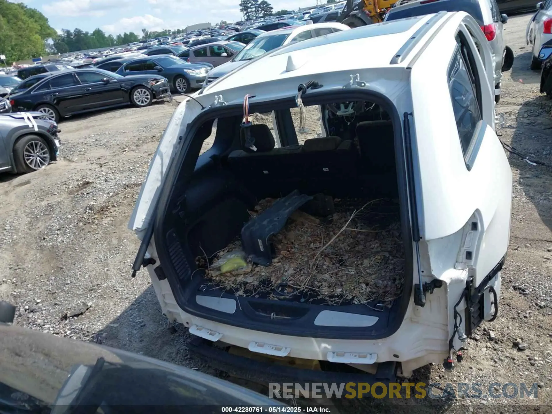 16 Photograph of a damaged car 1C4RJFN9XKC593656 JEEP GRAND CHEROKEE 2019