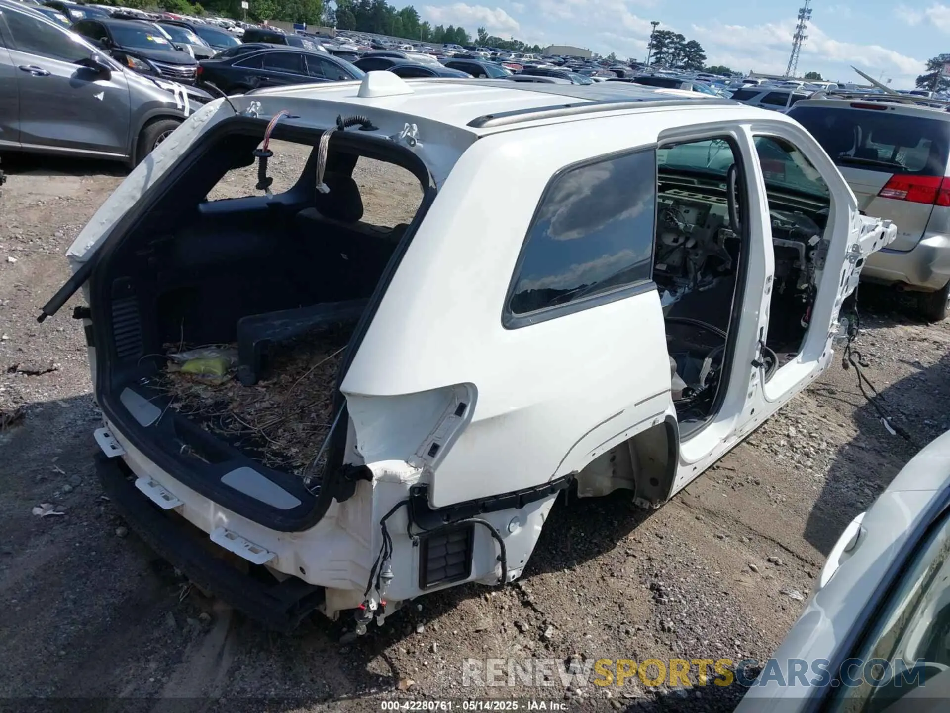 4 Photograph of a damaged car 1C4RJFN9XKC593656 JEEP GRAND CHEROKEE 2019