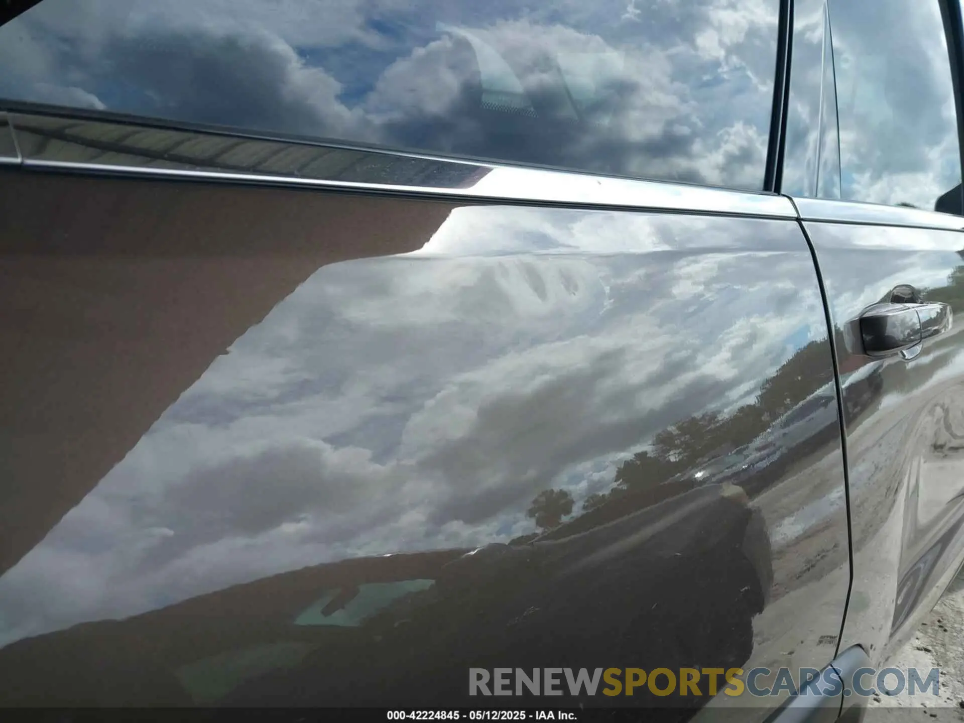 19 Photograph of a damaged car 1C4RJEAG0LC245865 JEEP GRAND CHEROKEE 2020