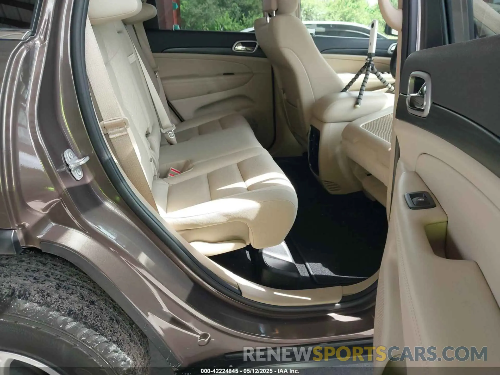 8 Photograph of a damaged car 1C4RJEAG0LC245865 JEEP GRAND CHEROKEE 2020
