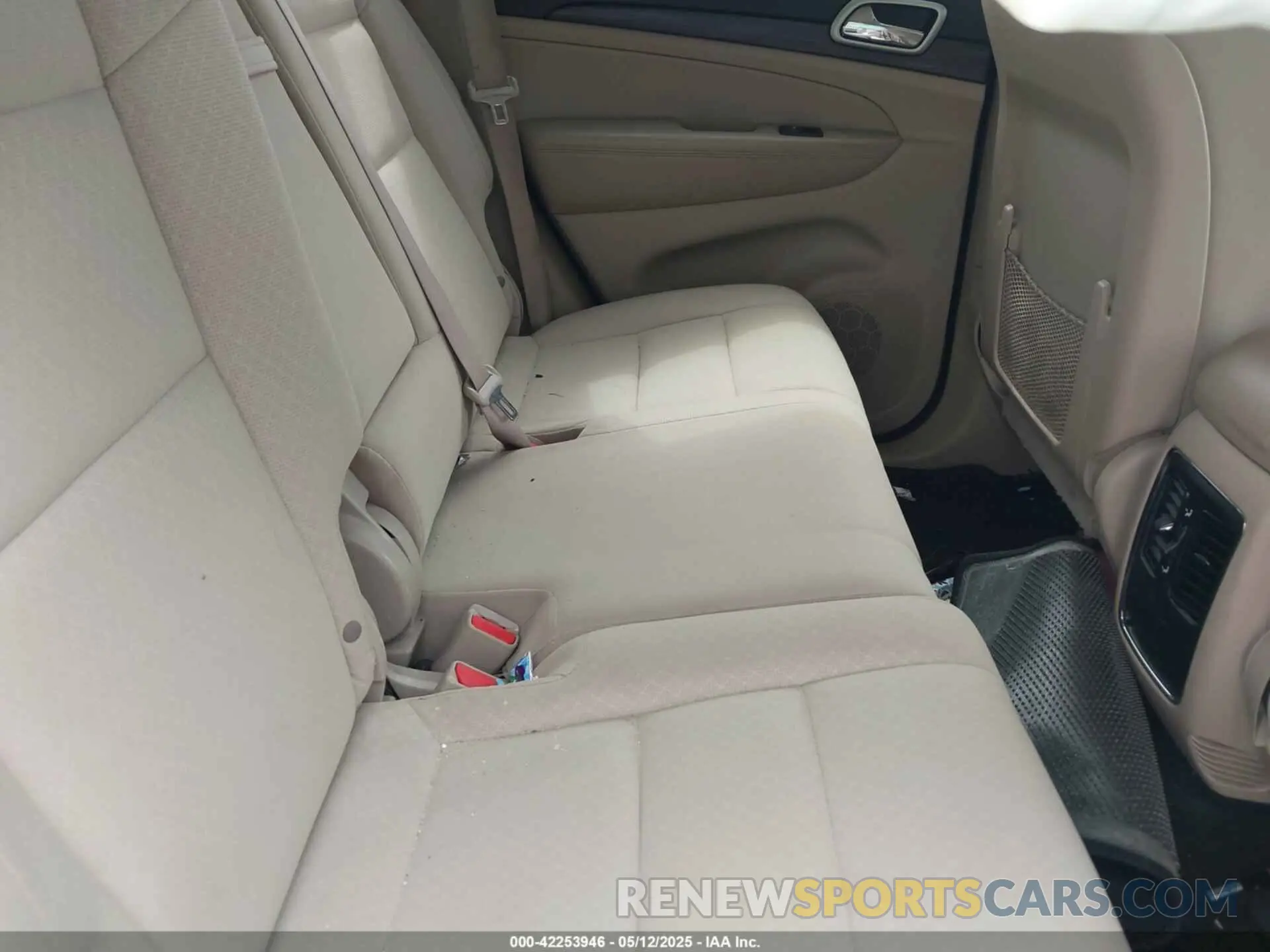 8 Photograph of a damaged car 1C4RJEAG7LC328824 JEEP GRAND CHEROKEE 2020