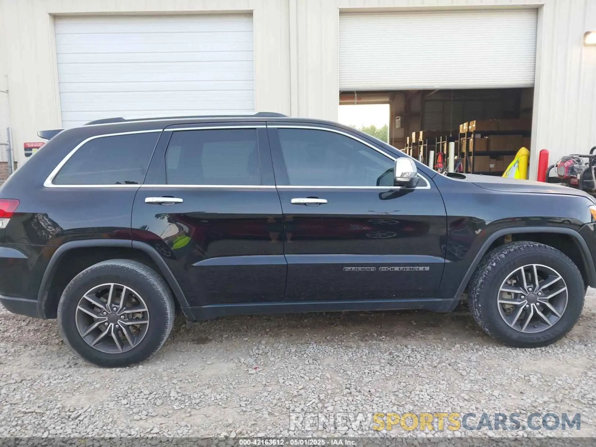 13 Photograph of a damaged car 1C4RJEBG0LC305867 JEEP GRAND CHEROKEE 2020