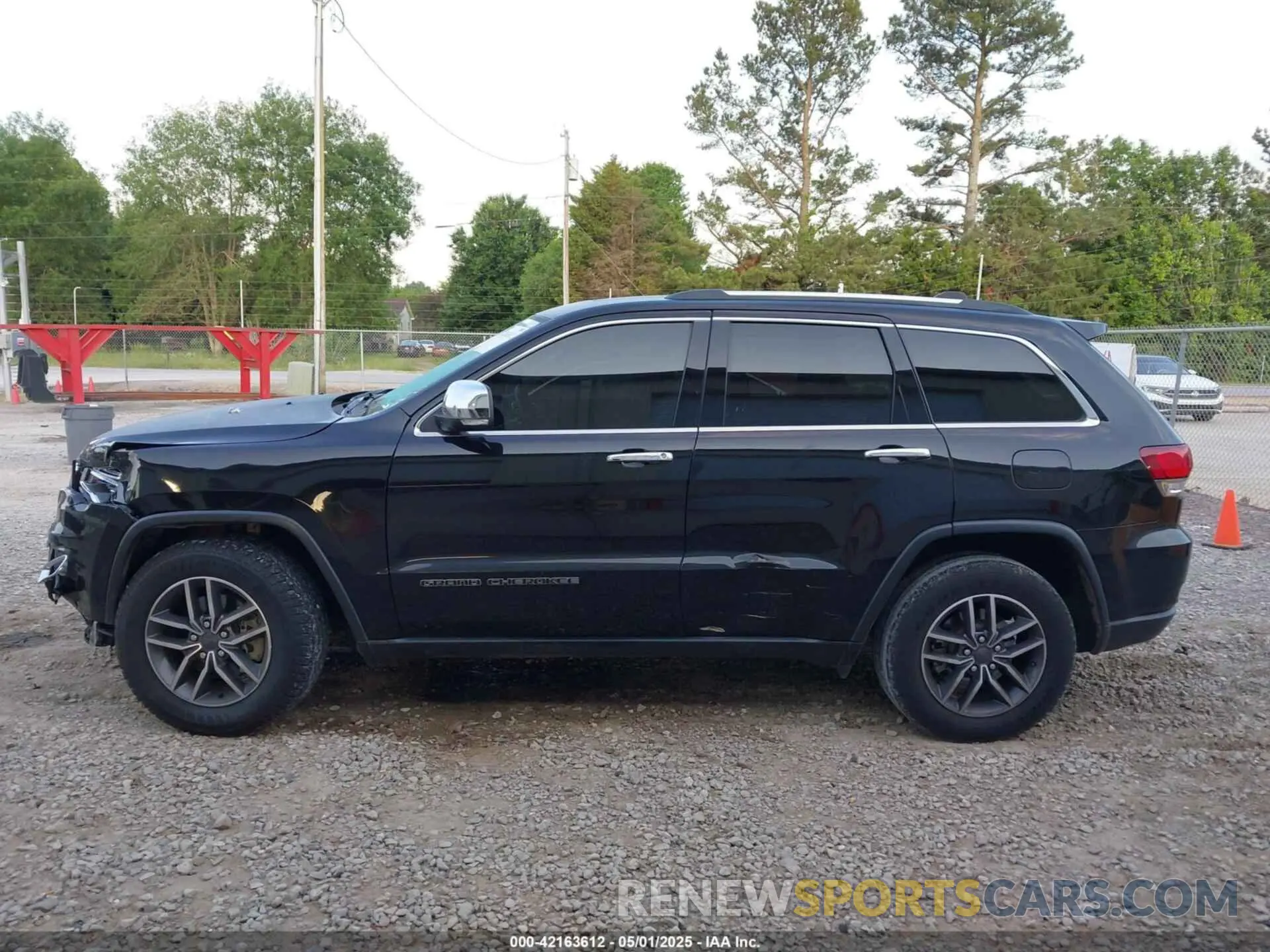 14 Photograph of a damaged car 1C4RJEBG0LC305867 JEEP GRAND CHEROKEE 2020