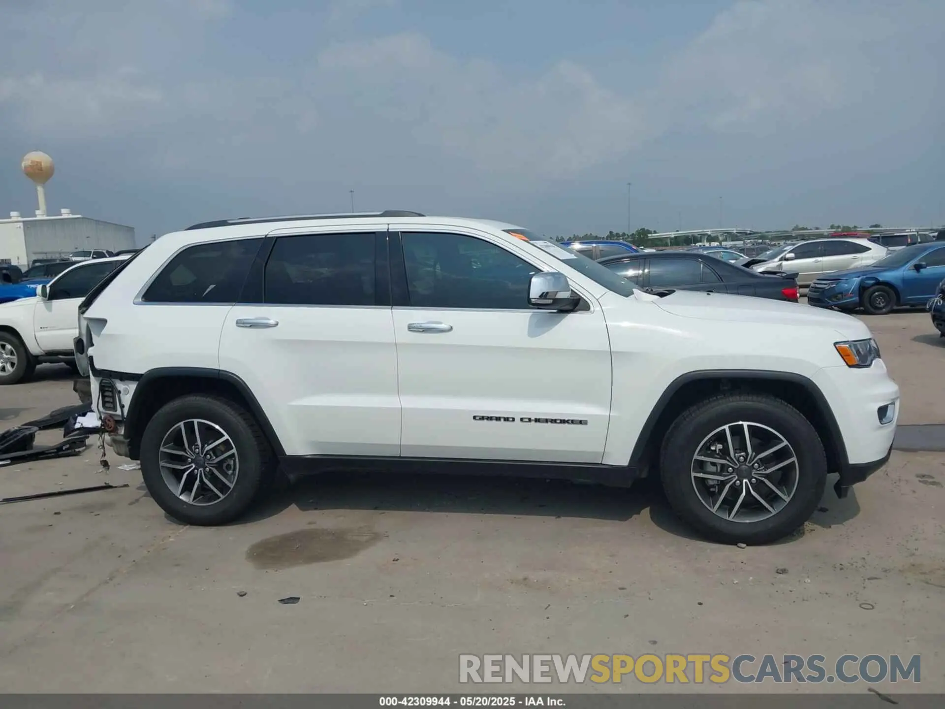 14 Photograph of a damaged car 1C4RJEBG2LC268496 JEEP GRAND CHEROKEE 2020