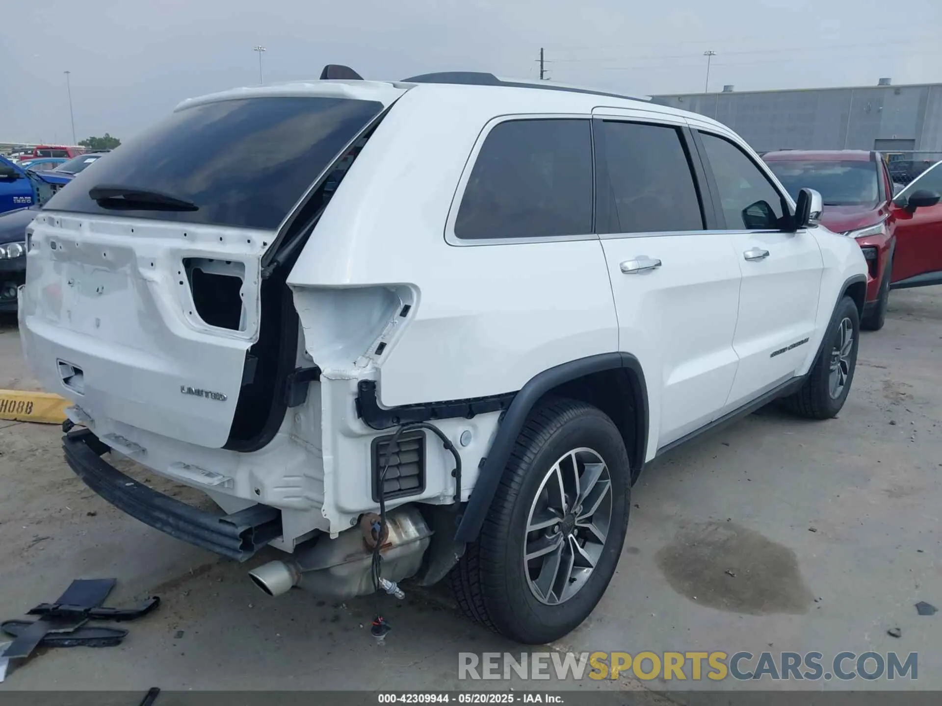 4 Photograph of a damaged car 1C4RJEBG2LC268496 JEEP GRAND CHEROKEE 2020