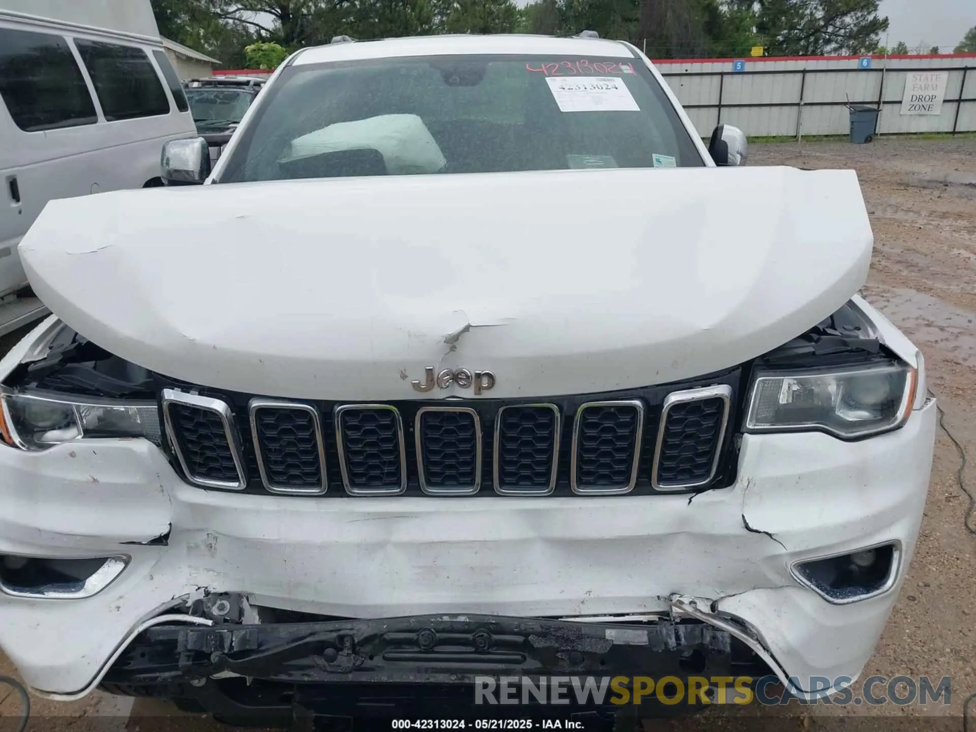 10 Photograph of a damaged car 1C4RJEBG4LC118292 JEEP GRAND CHEROKEE 2020