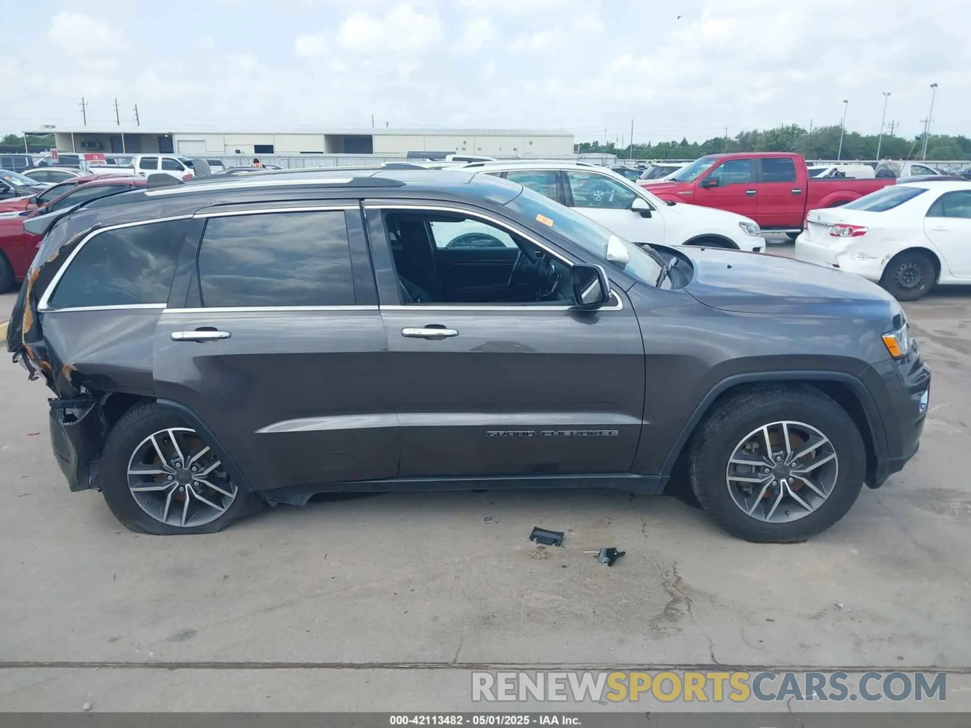 13 Photograph of a damaged car 1C4RJEBG4LC295201 JEEP GRAND CHEROKEE 2020