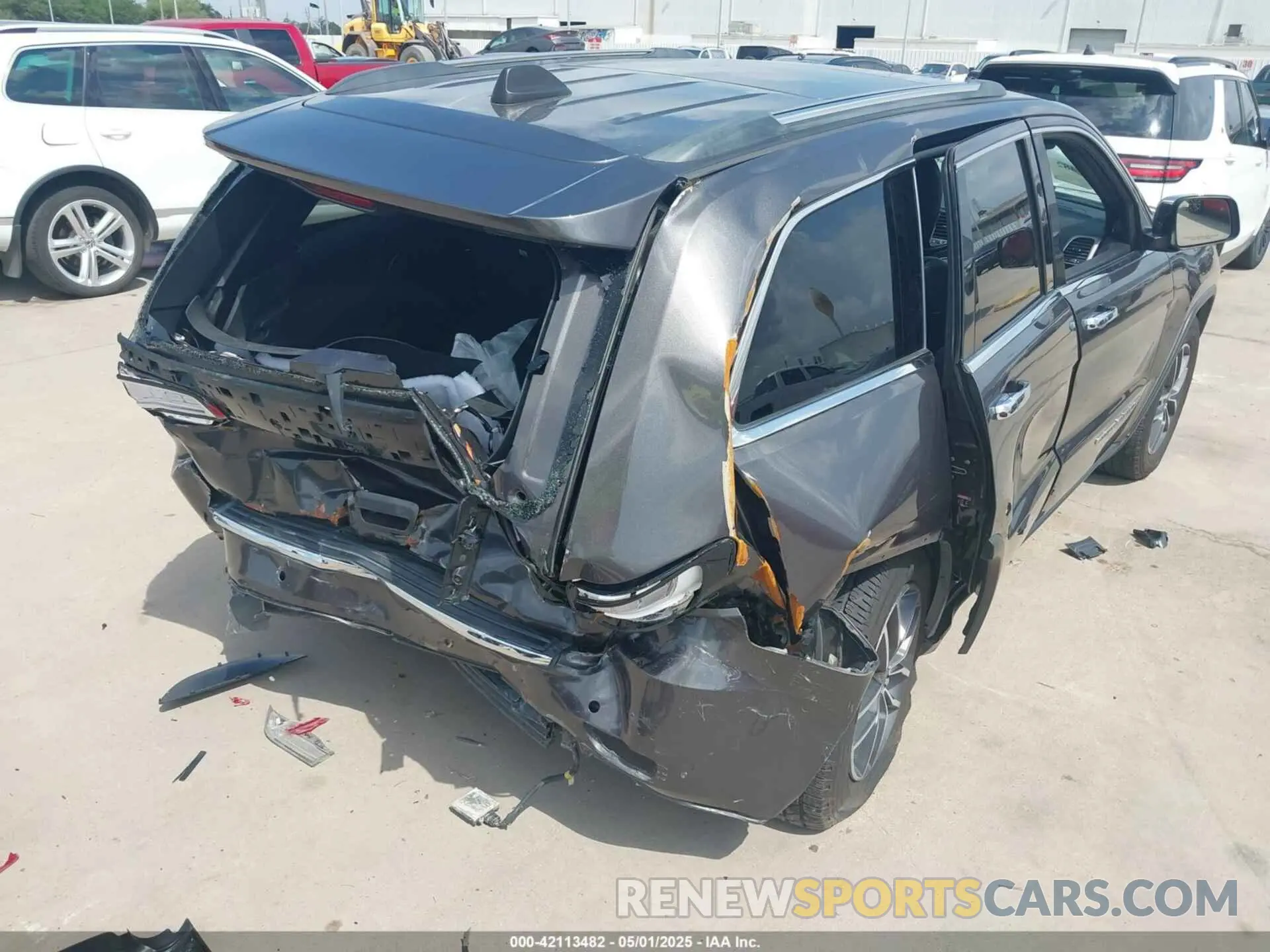 17 Photograph of a damaged car 1C4RJEBG4LC295201 JEEP GRAND CHEROKEE 2020