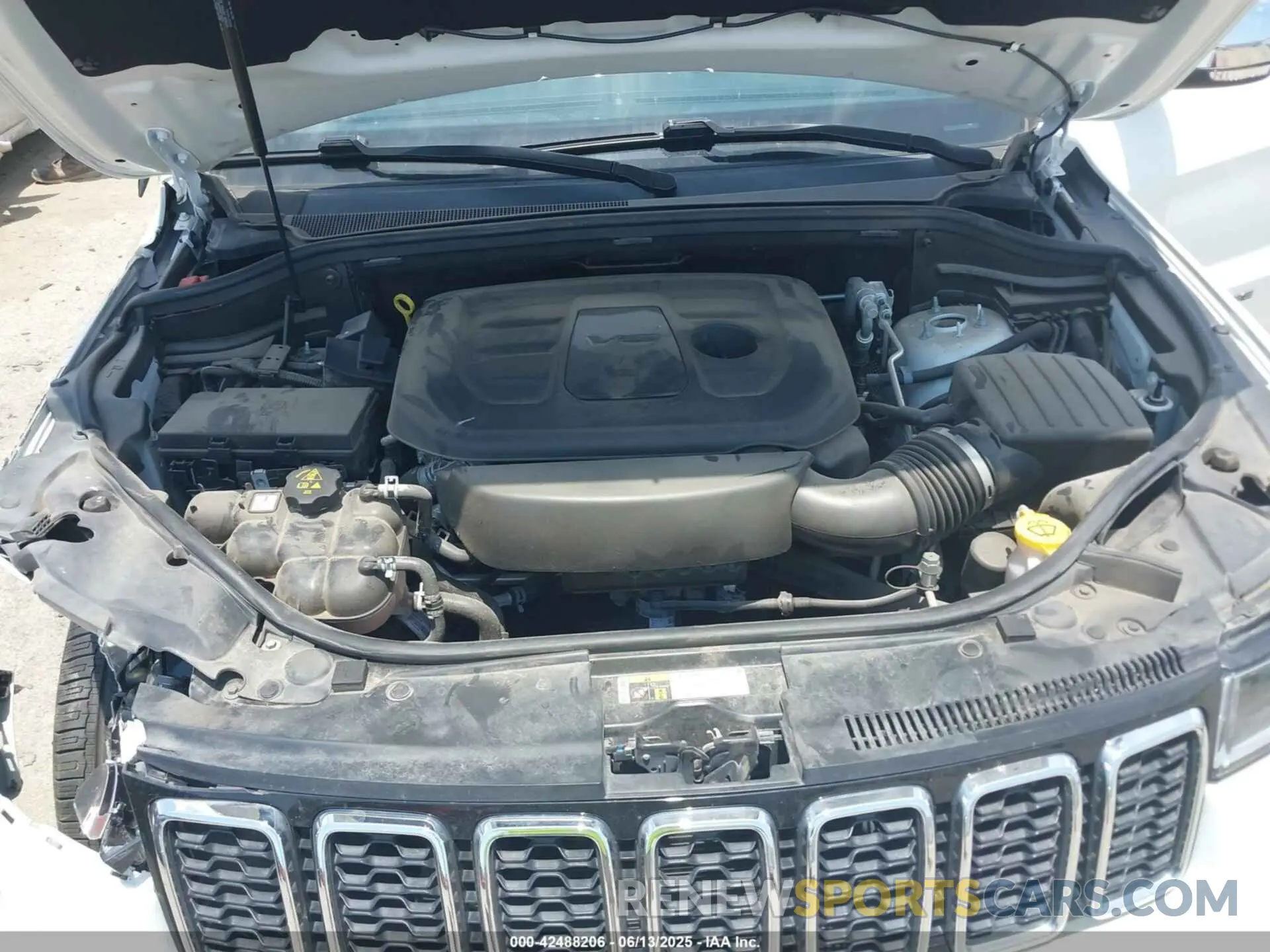 10 Photograph of a damaged car 1C4RJEBG5LC140043 JEEP GRAND CHEROKEE 2020