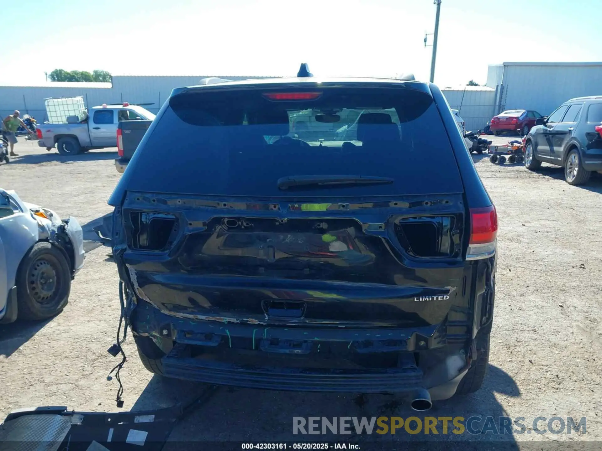 17 Photograph of a damaged car 1C4RJEBG8LC139999 JEEP GRAND CHEROKEE 2020